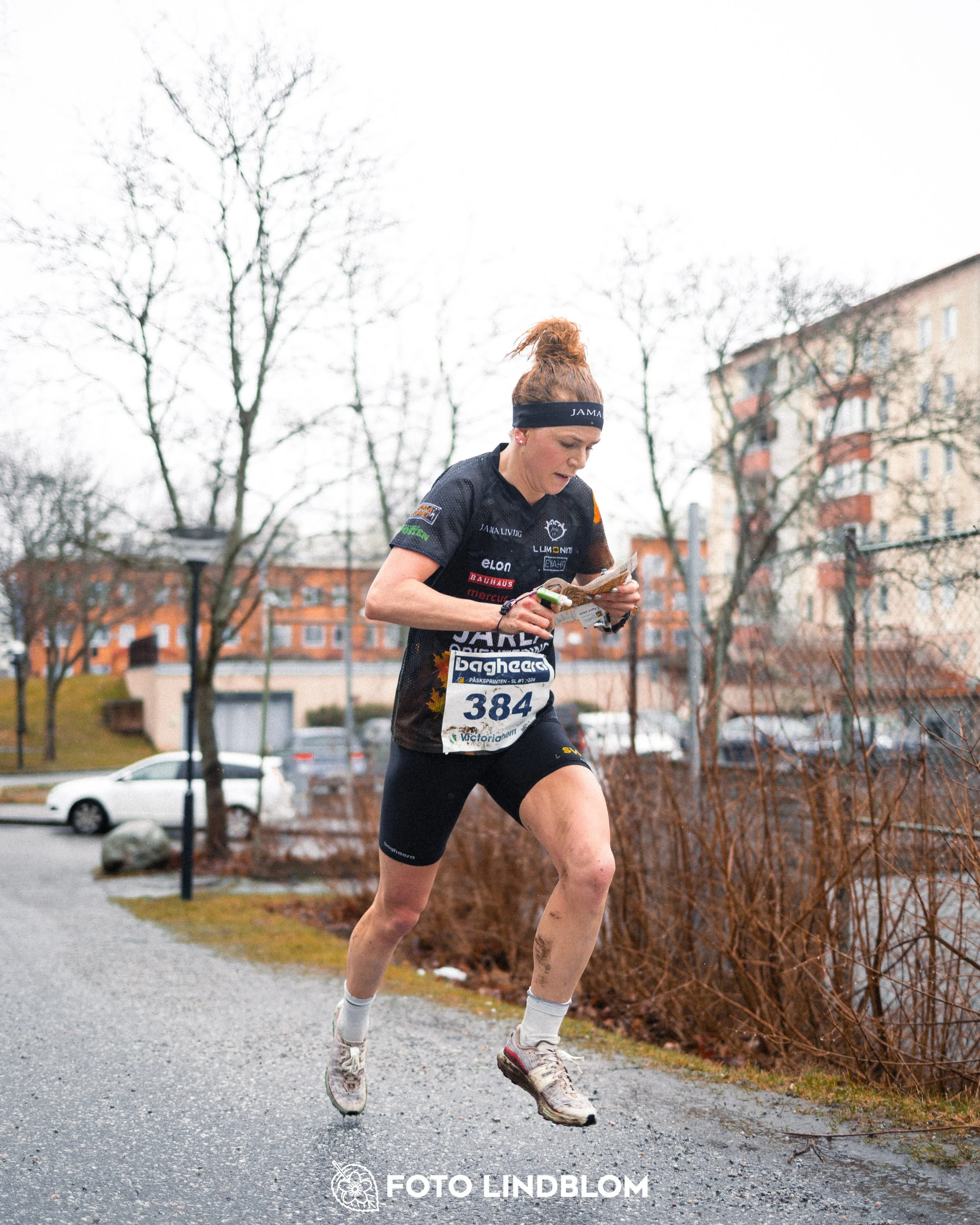 A photo from an urban orienteering event in Stockholm as part of the Swedish League 2026, showing Karolin Ohlsson, captured by Foto Lindblom.