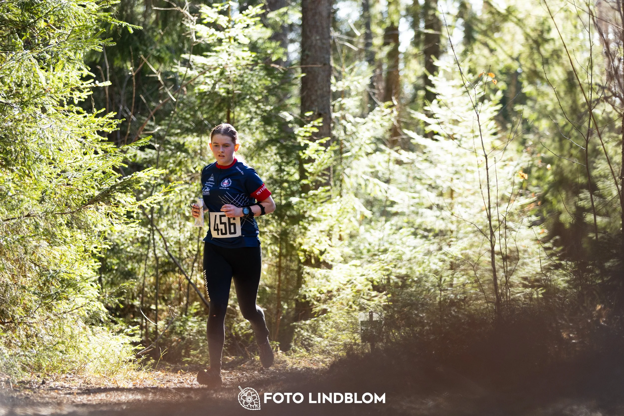Forest orienteering action at Nyköpingsorienteringen 2026, documented in this photo by Foto Lindblom.