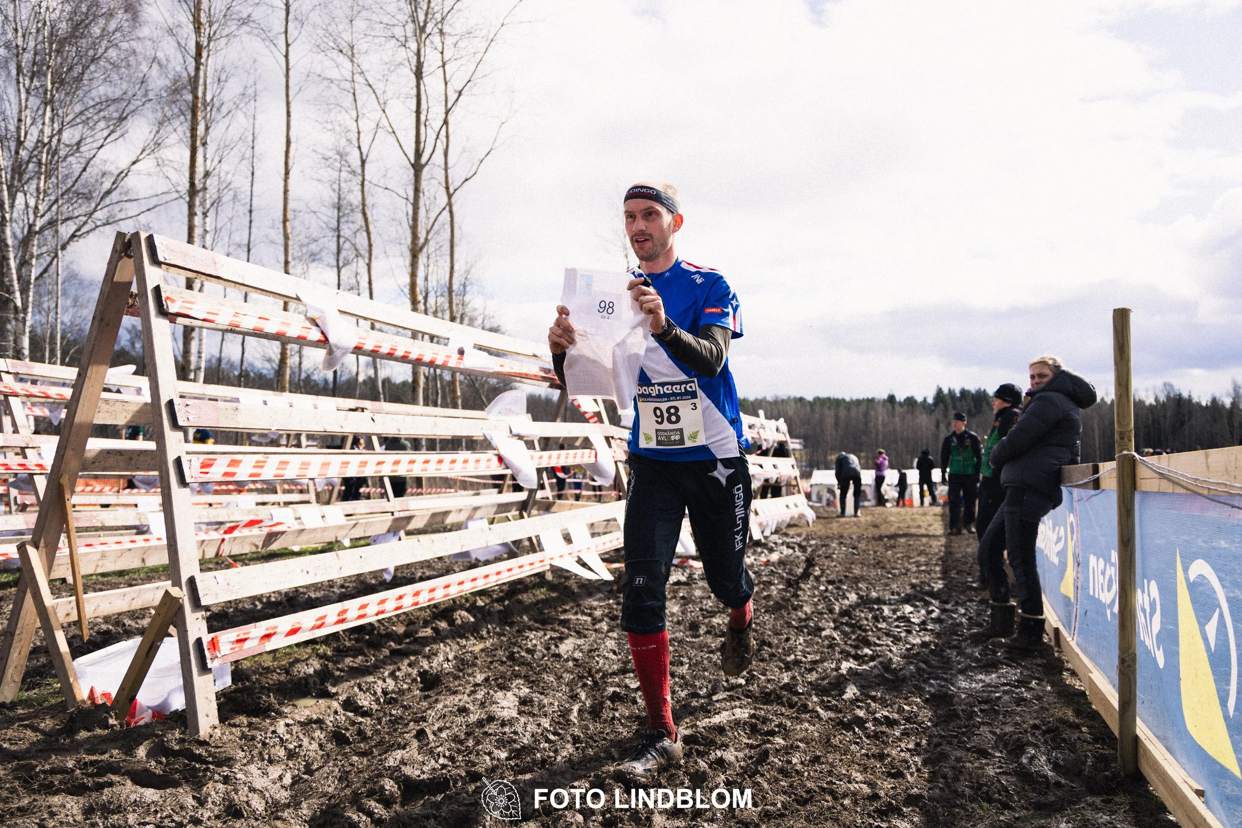 A photo from a Swedish relay orienteering event in Kolmården 2026, captured by Foto Lindblom.
