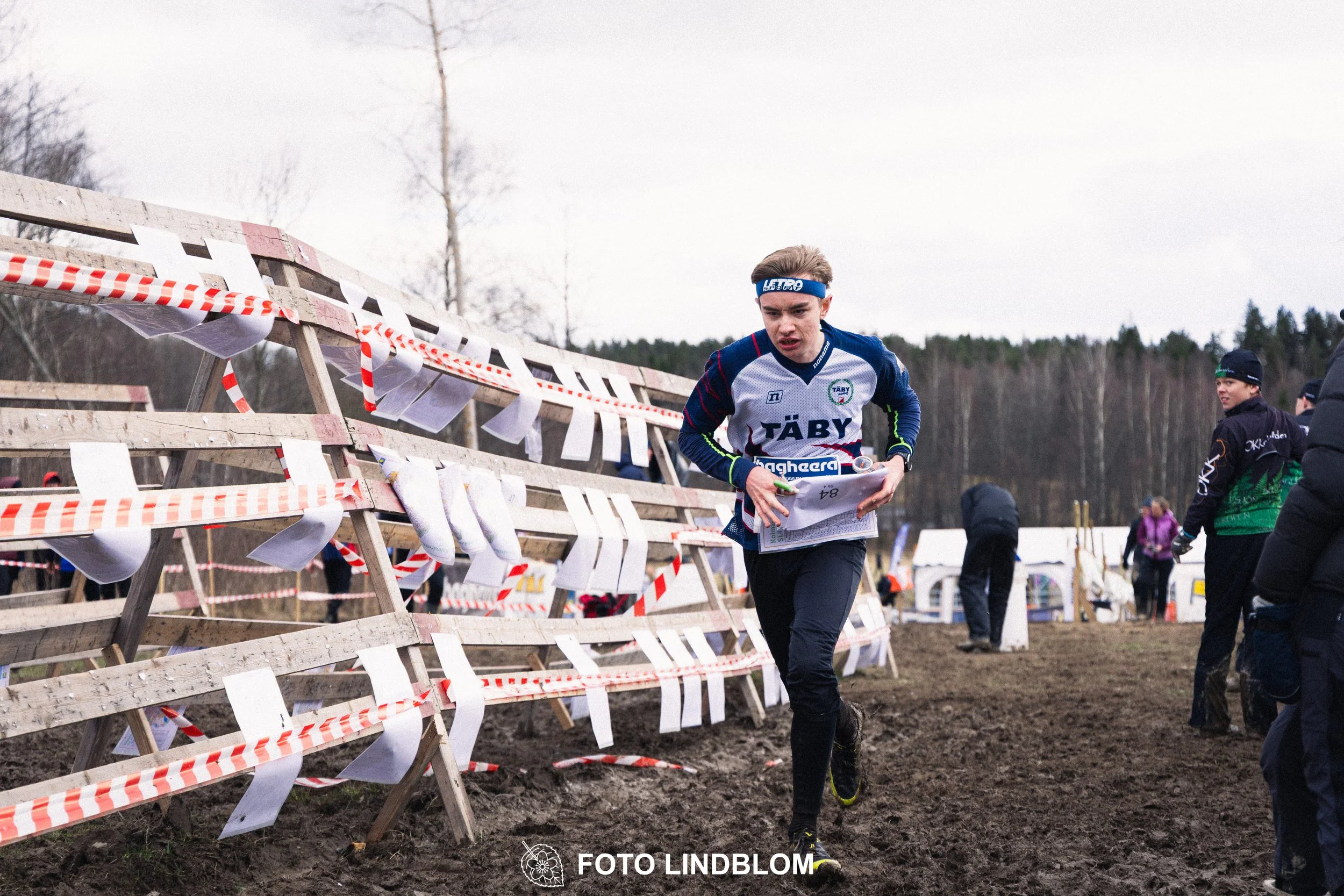 A moment from the relay orienteering event Kolmårdskavlen in spring 2026, captured by Foto Lindblom.