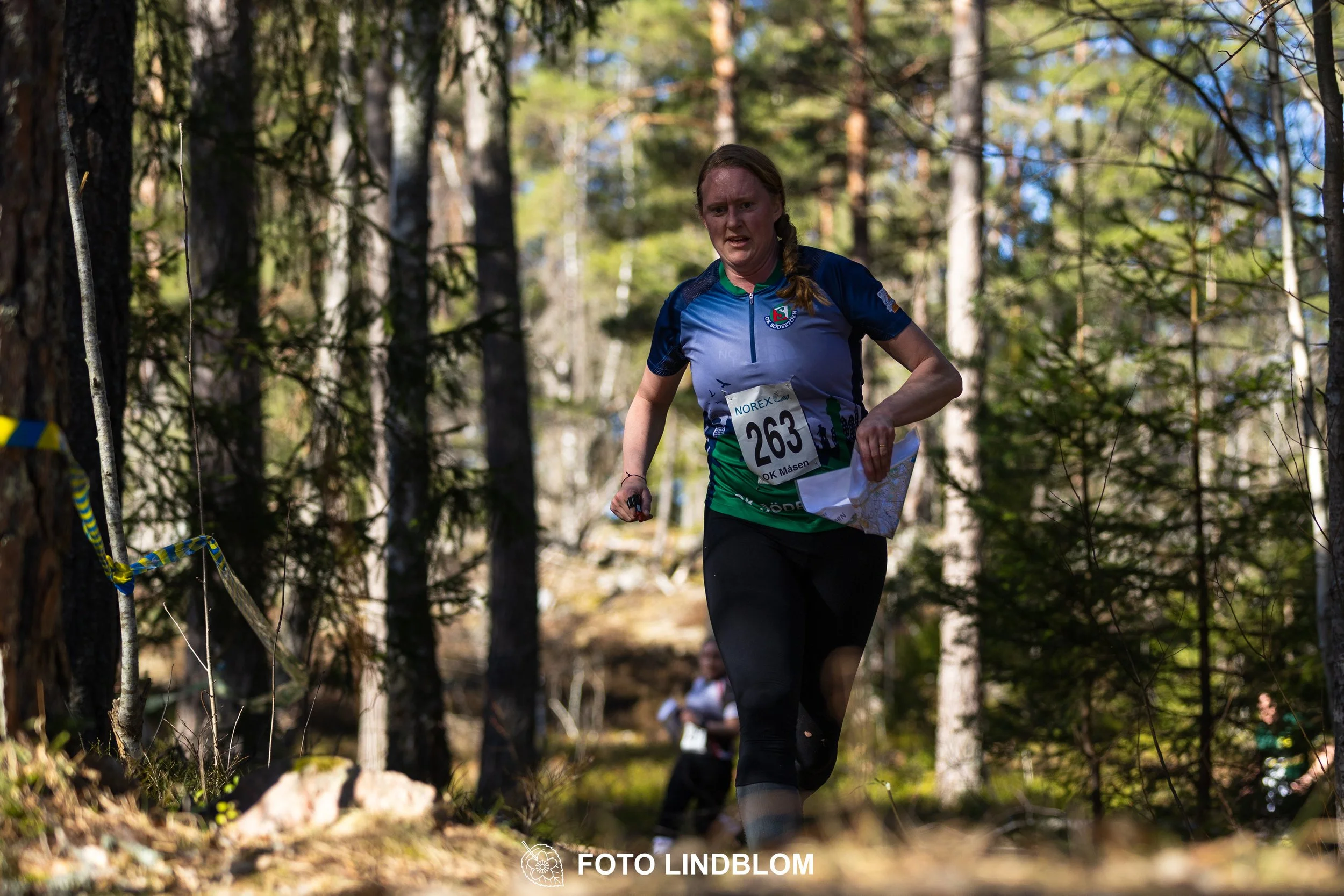 A relay-stage photo from Måsenstafetten 2026, featuring team-based orienteering competition, taken by Foto Lindblom.