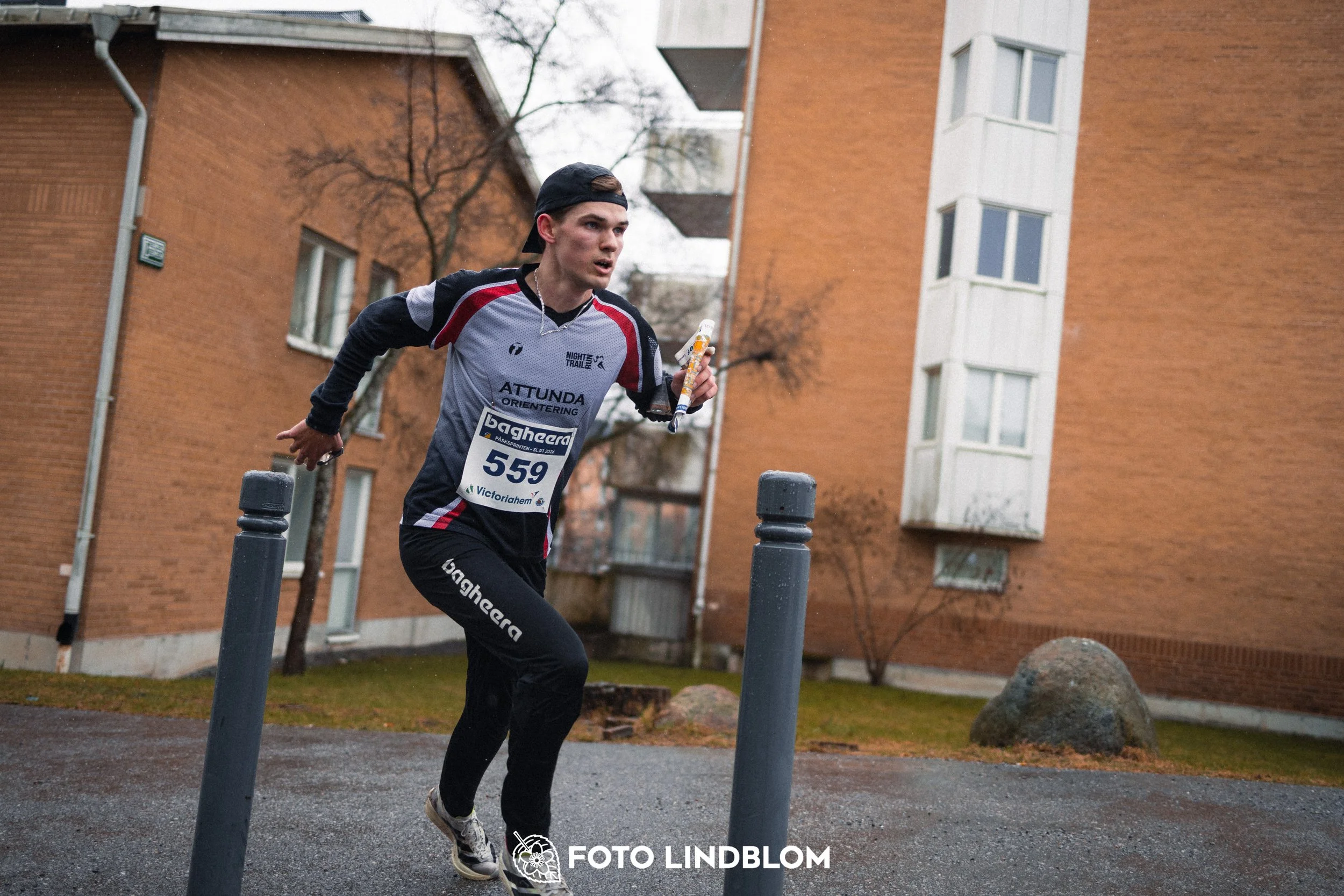 A moment from an urban orienteering race during the Swedish League event in Rinkeby Stockholm 2026, captured by Foto Lindblom.