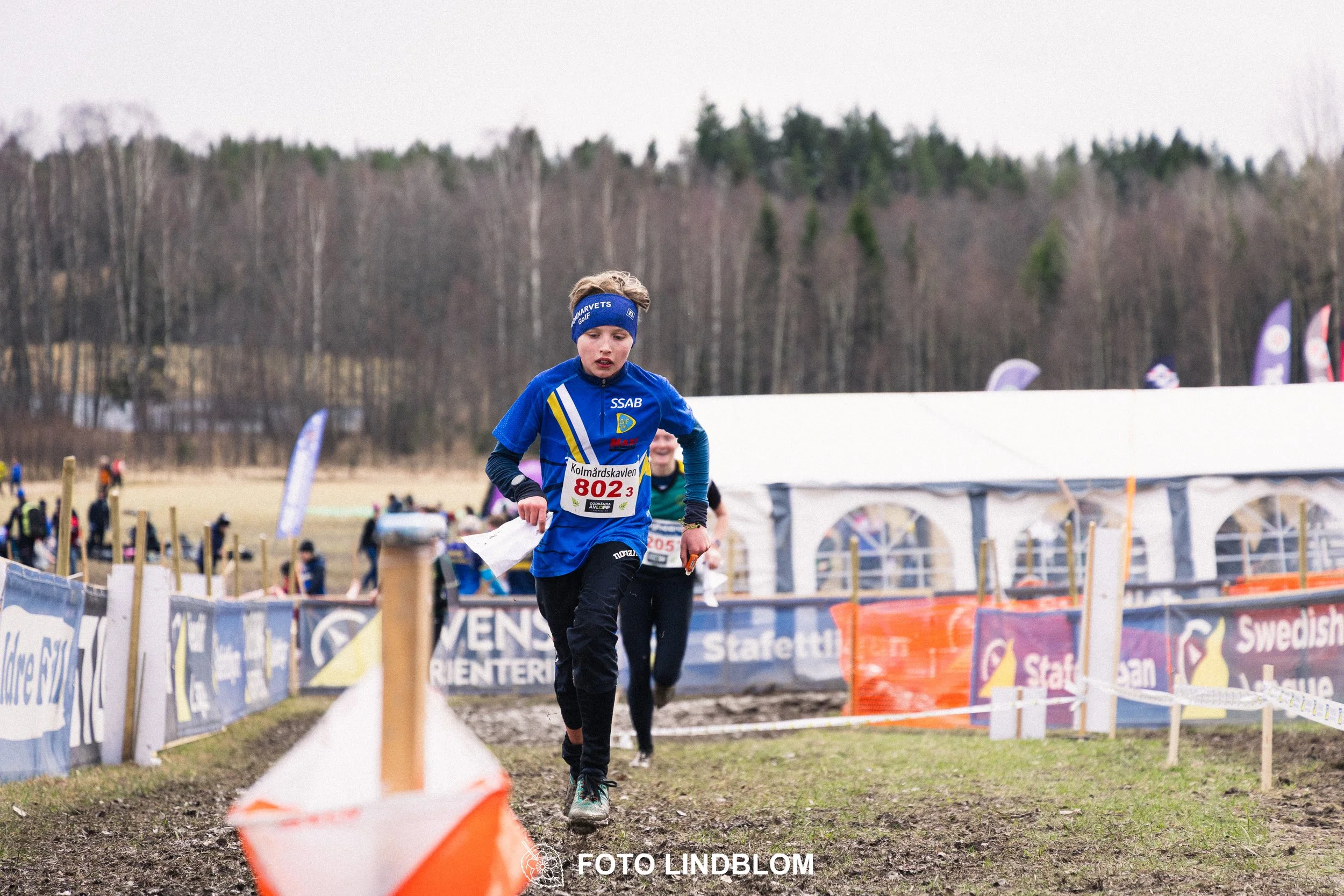 A photo from a relay race in Kolmården during the Swedish orienteering season 2026, captured by Foto Lindblom.