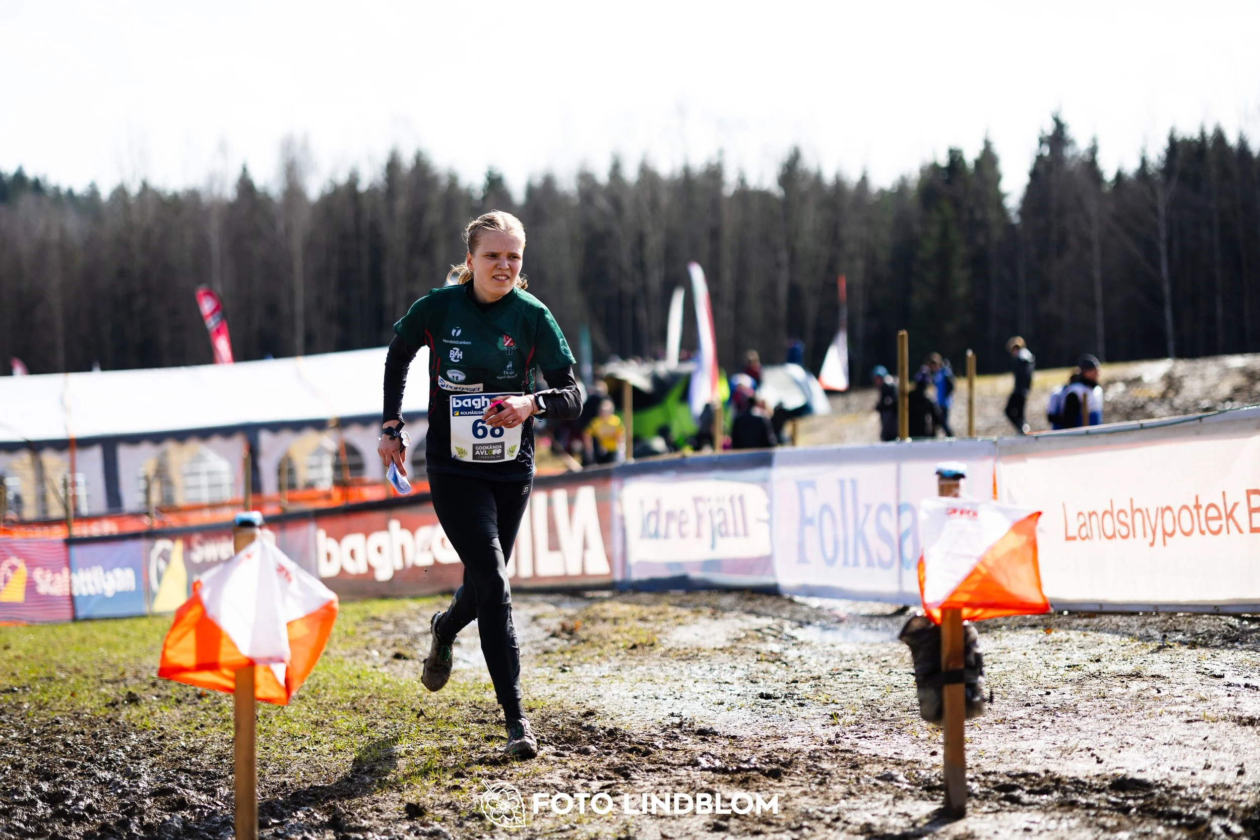 A photo from a Swedish orienteering league race in Kolmården during spring 2026, captured by Foto Lindblom.