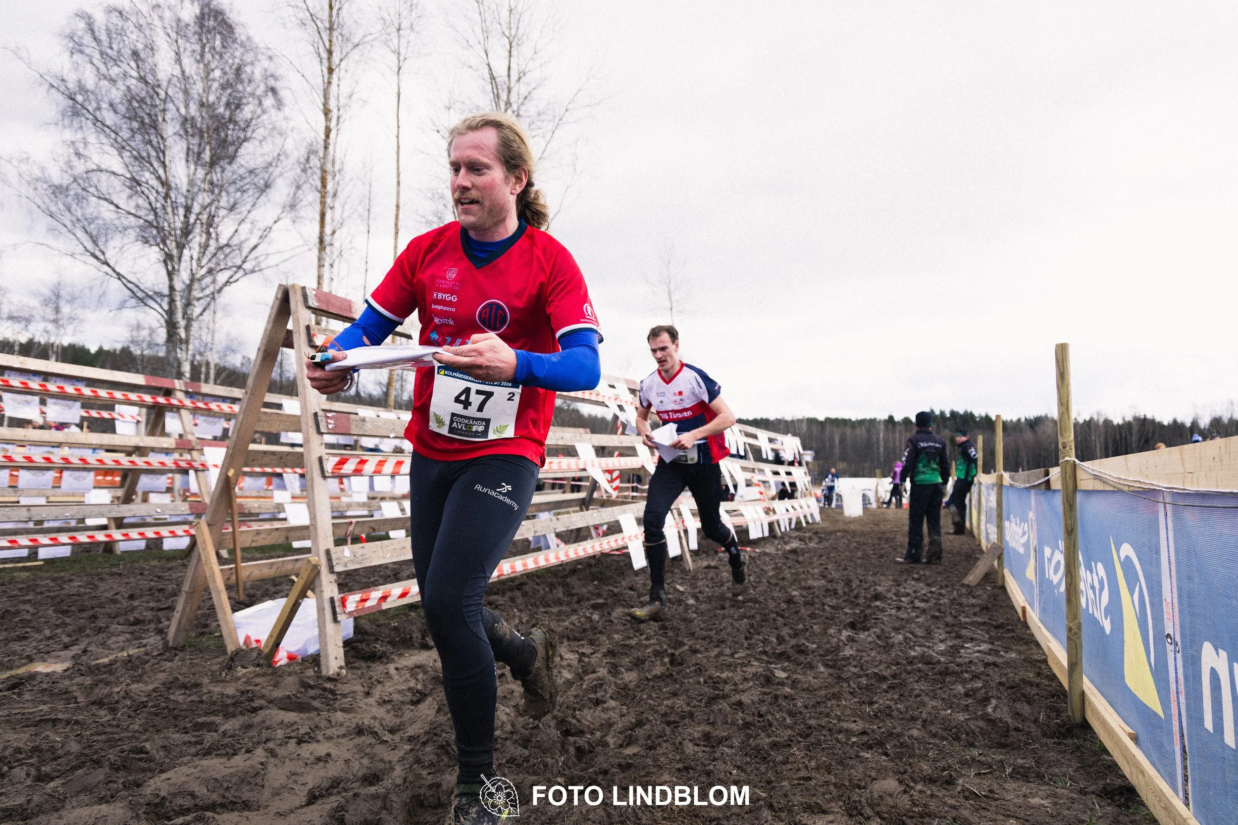 A scene from Kolmårdskavlen, the opening stage of the Swedish relay league 2026, captured by Foto Lindblom.