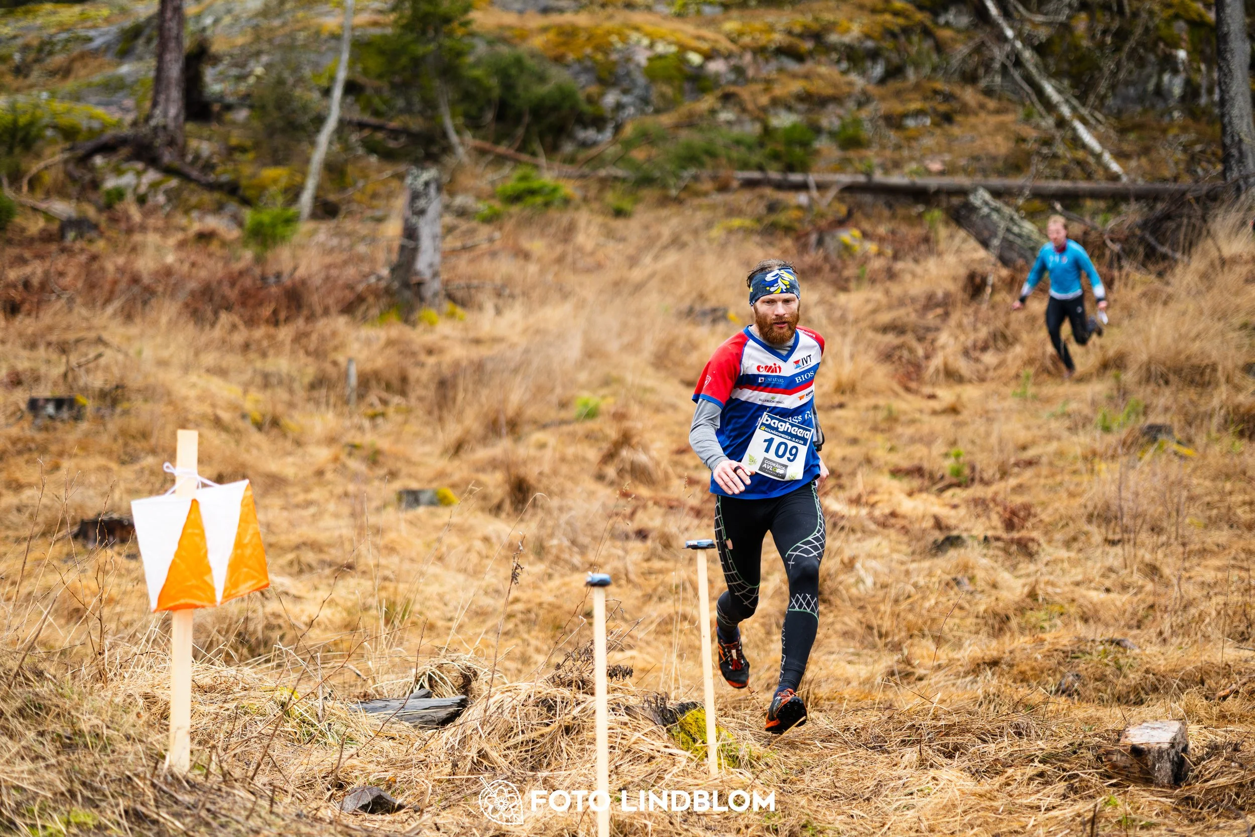 A moment from a middle distance orienteering race in Kolmården during the Swedish League 2026, captured by Foto Lindblom.