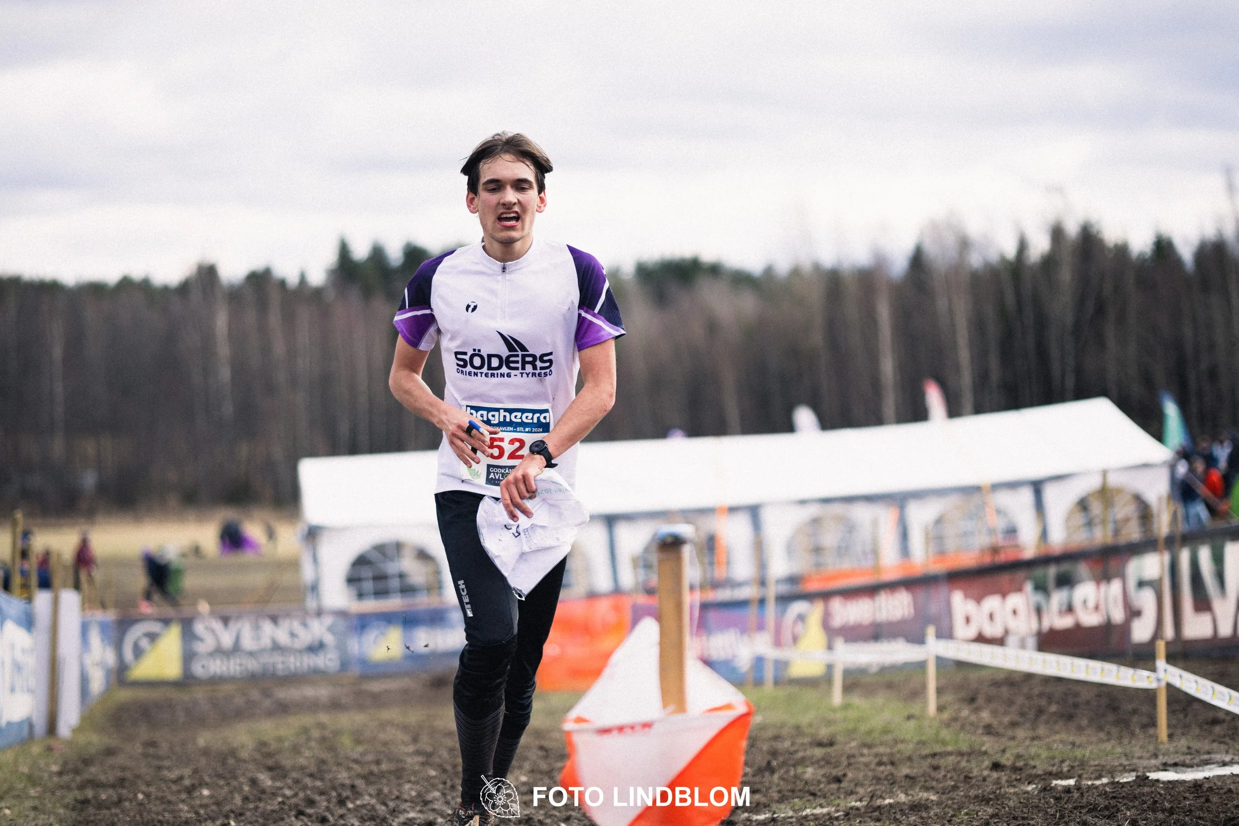 A photo from a relay race in Kolmården during the Swedish orienteering season 2026, captured by Foto Lindblom.