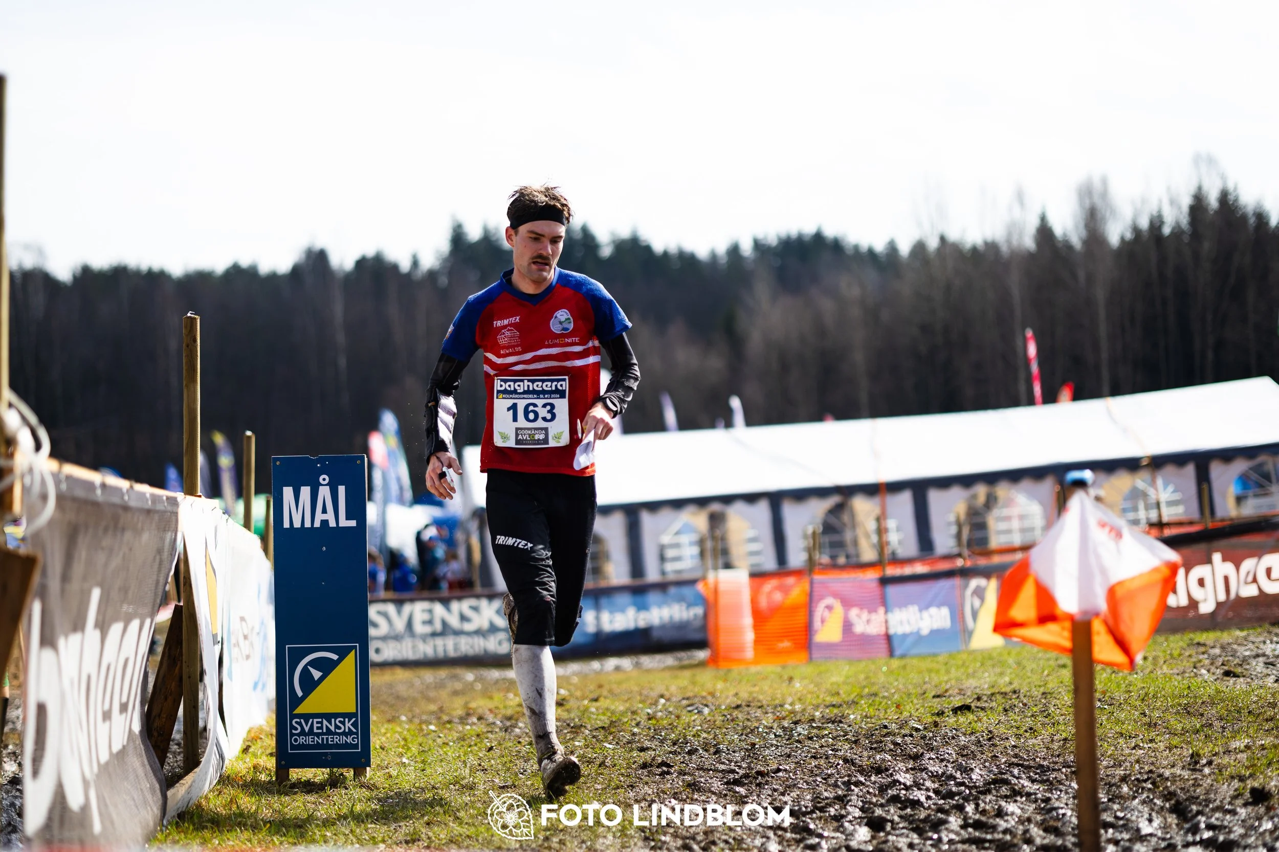A moment from the 2026 Swedish League middle distance orienteering event in Kolmården, captured by Foto Lindblom.