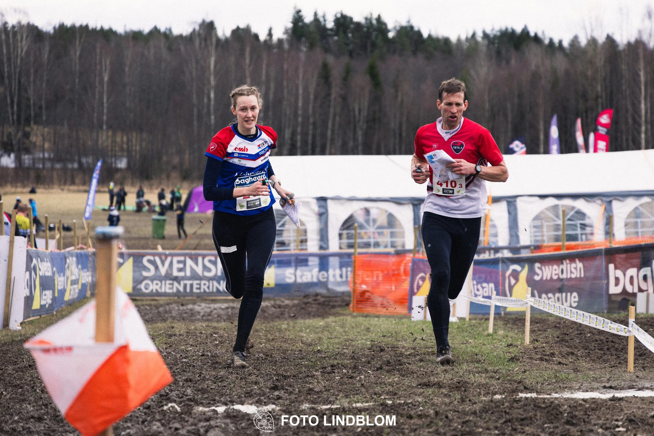 A photo from a relay orienteering competition in Kolmården during the 2026 Stafettligan season, captured by Foto Lindblom.