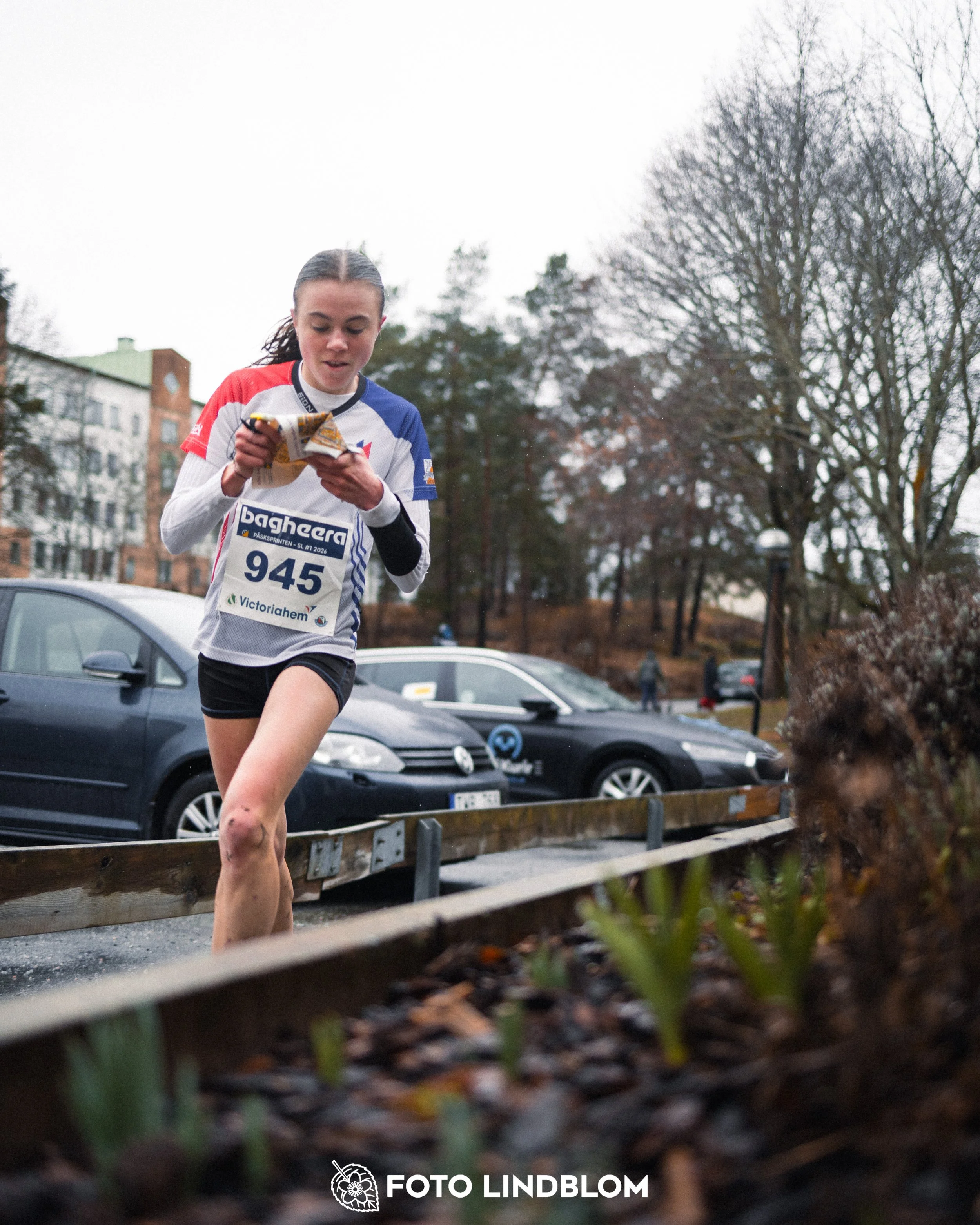A moment from an urban orienteering race during the Swedish League event in Rinkeby Stockholm 2026, showing Freja Hjerne, captured by Foto Lindblom.