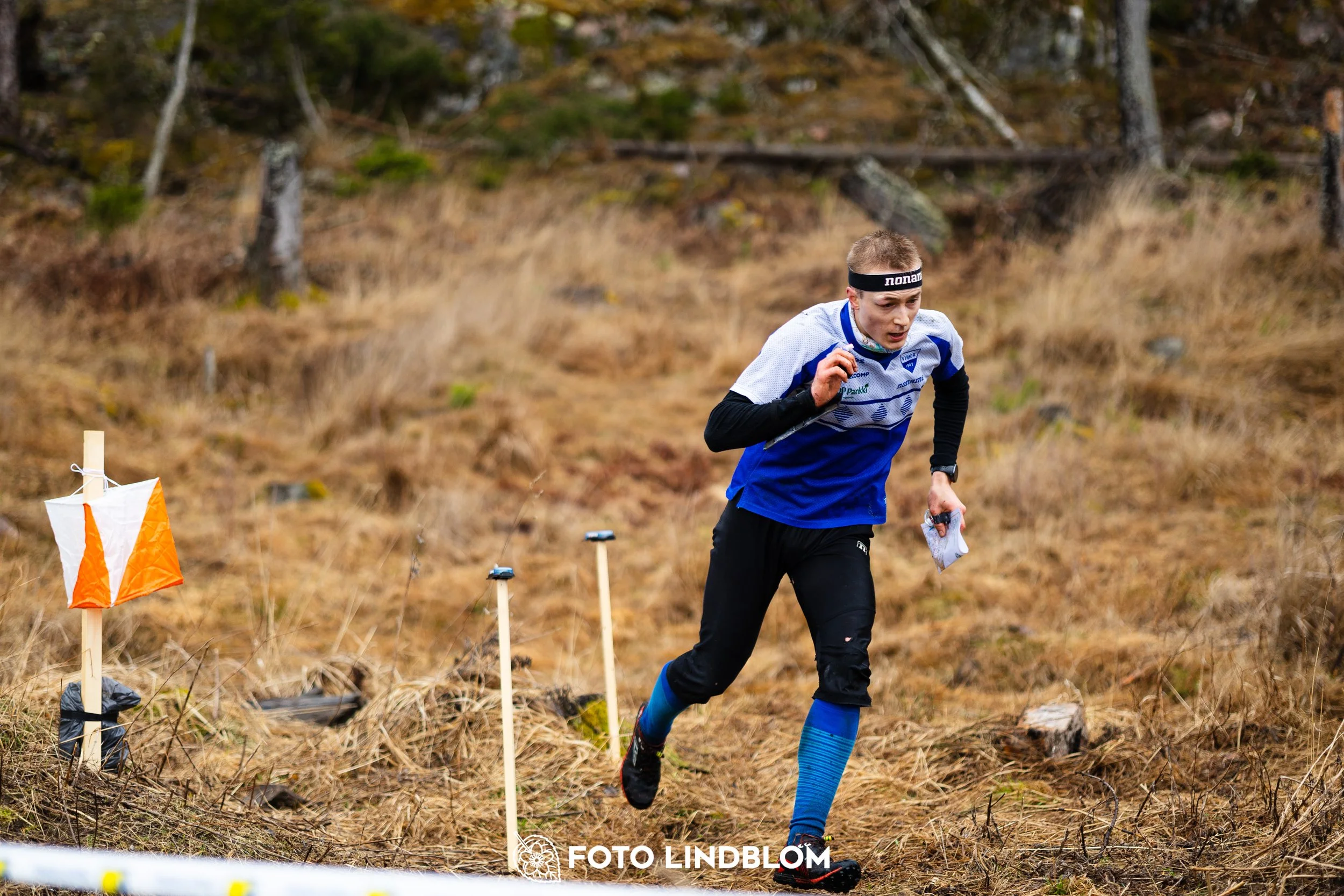 A moment from the 2026 Swedish League middle distance orienteering event in Kolmården, captured by Foto Lindblom.