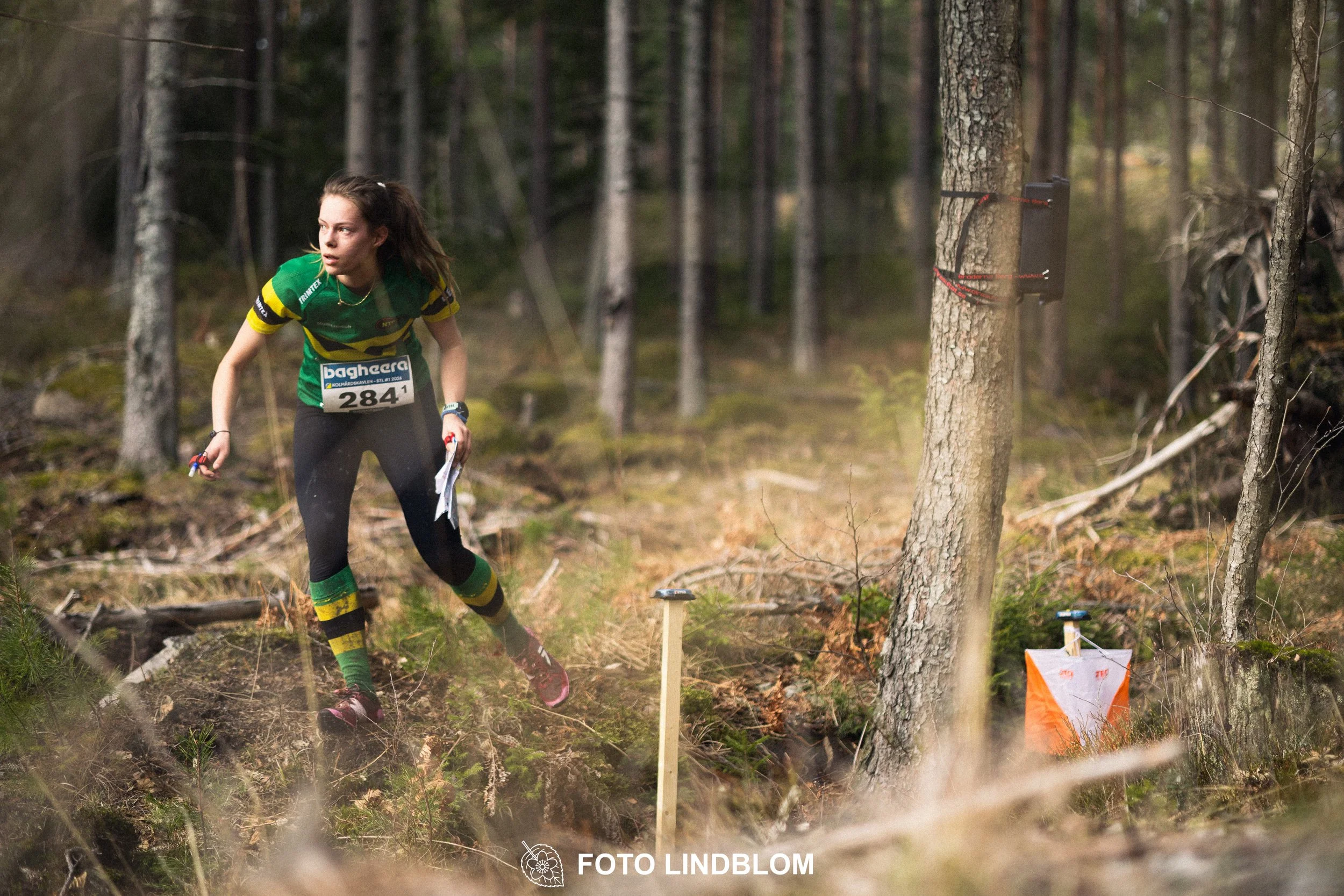 A photo from a Swedish relay orienteering event in Kolmården 2026, captured by Foto Lindblom.