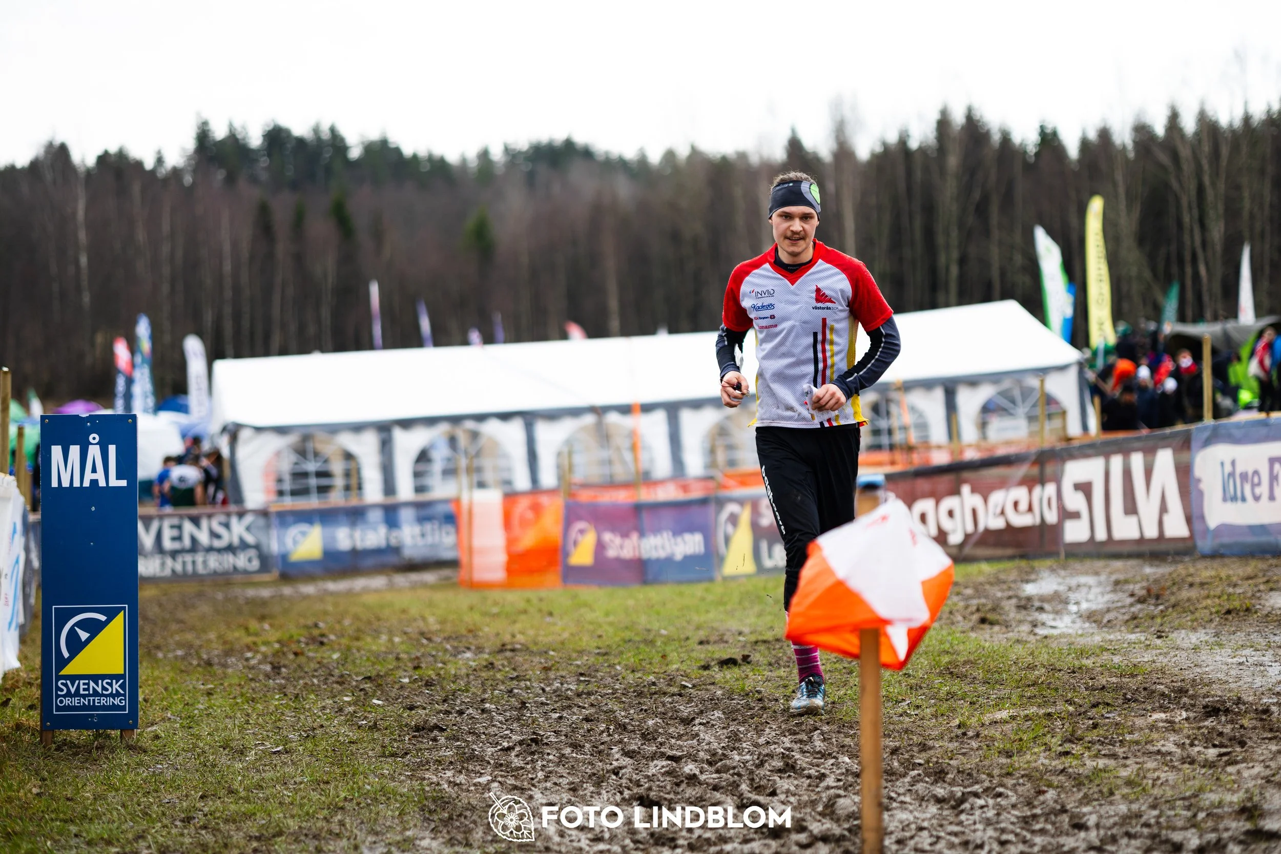 A moment from a middle distance orienteering race in Kolmården during the Swedish League 2026, captured by Foto Lindblom.
