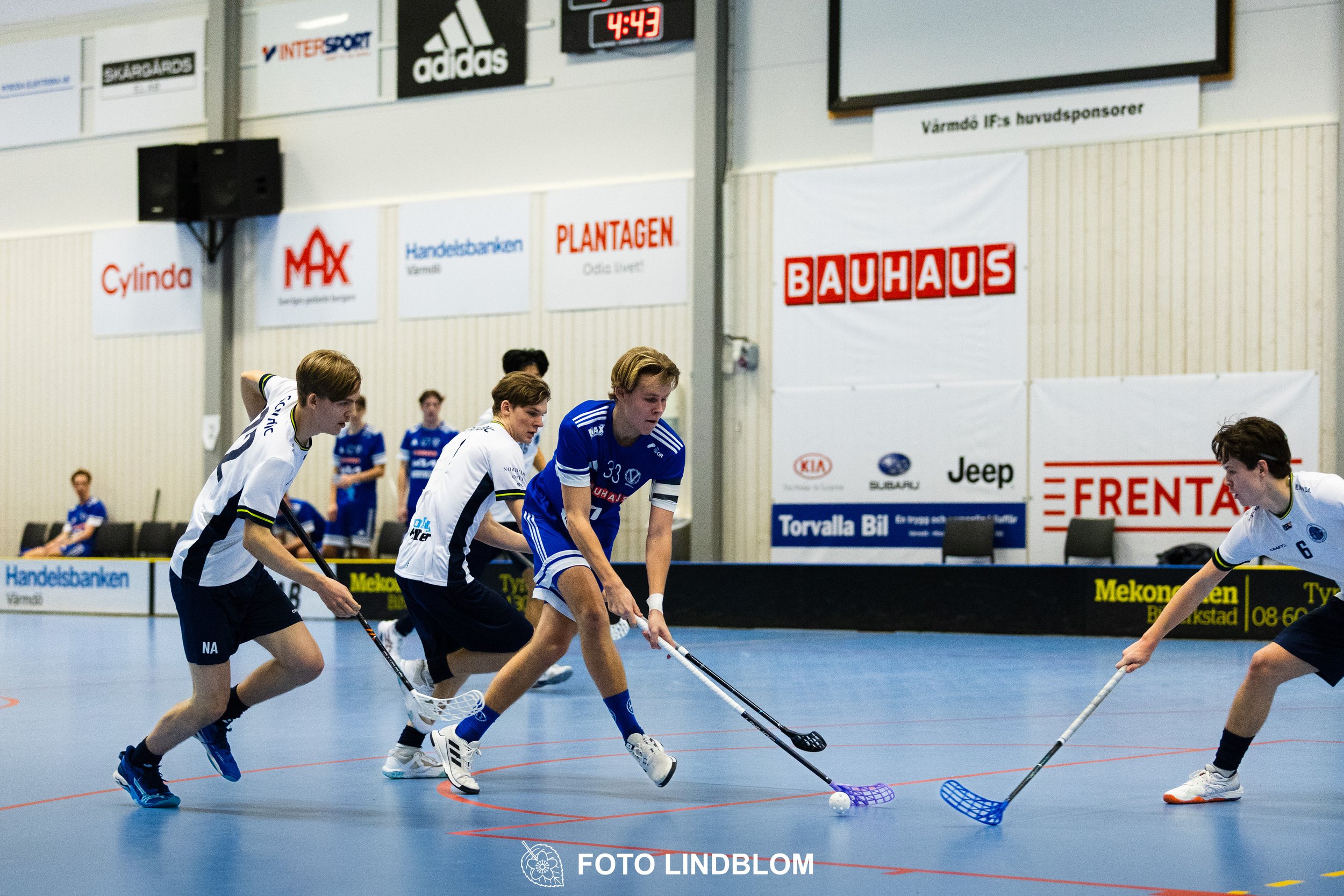 Images of people playing floorball wearing Värmdö IF and FBC Sollentuna team gear. 