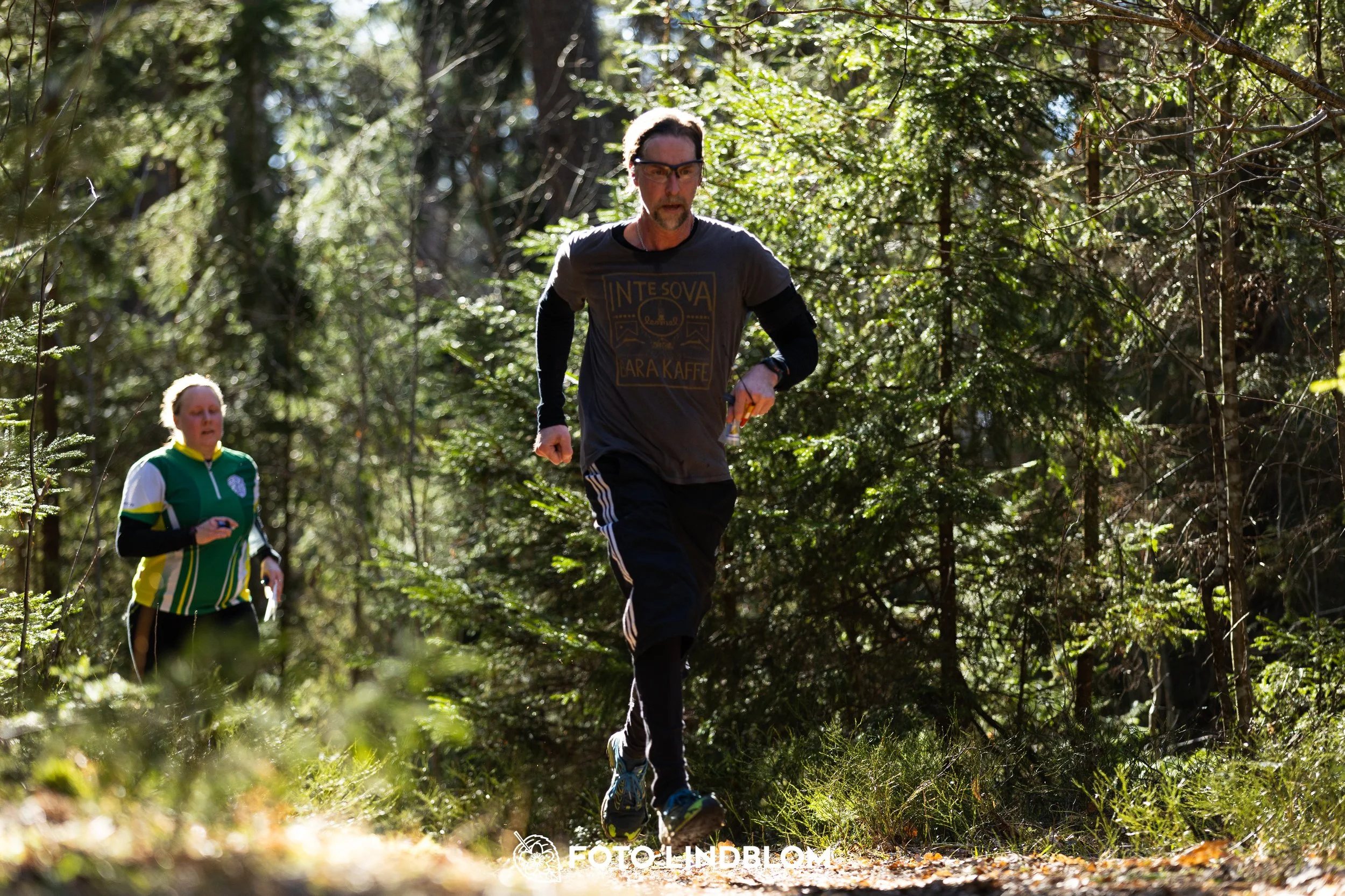 Forest orienteering action at Nyköpingsorienteringen 2026, documented in this photo by Foto Lindblom.