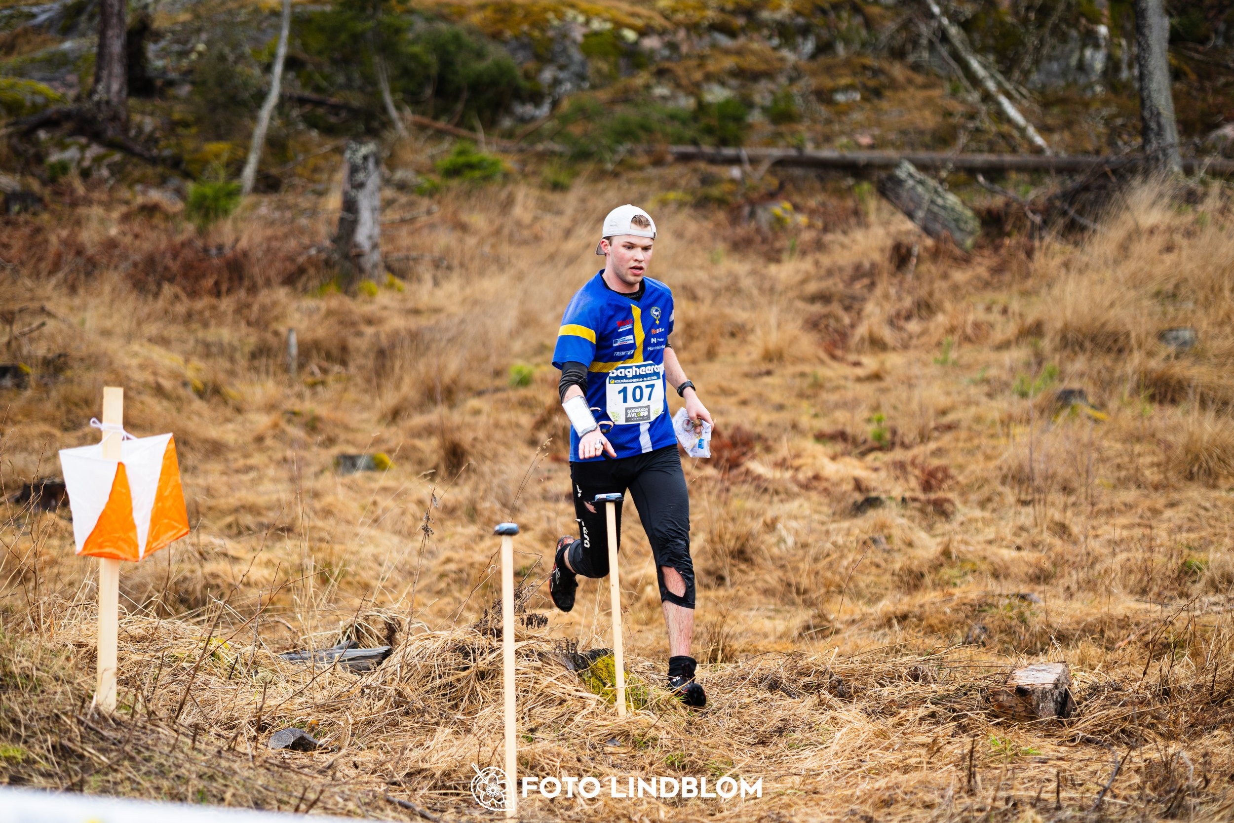 A moment from the 2026 Swedish League middle distance orienteering event in Kolmården, captured by Foto Lindblom.