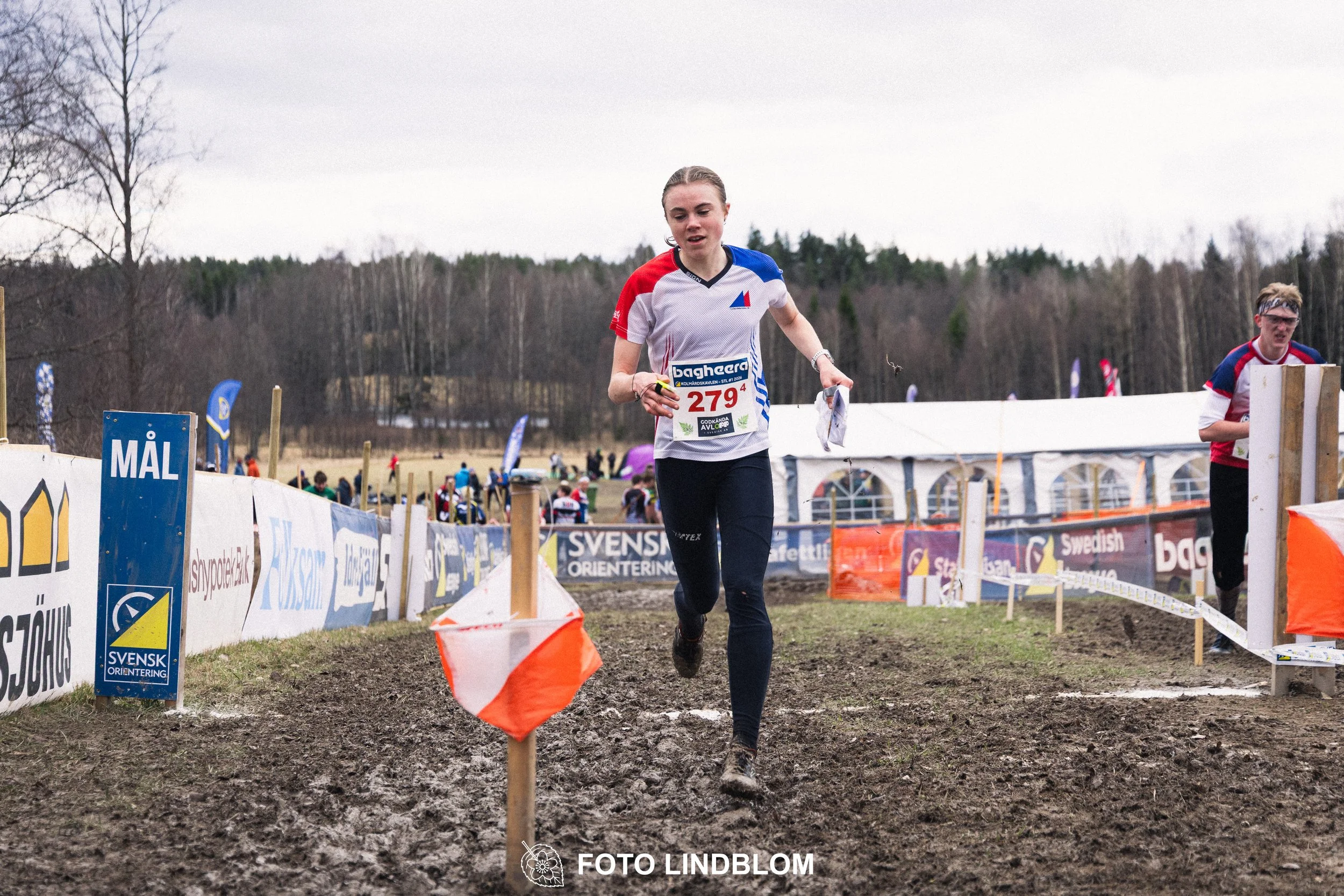 A photo from an orienteering relay race in Kolmården during spring 2026, showing Freja Hjerne, captured by Foto Lindblom.