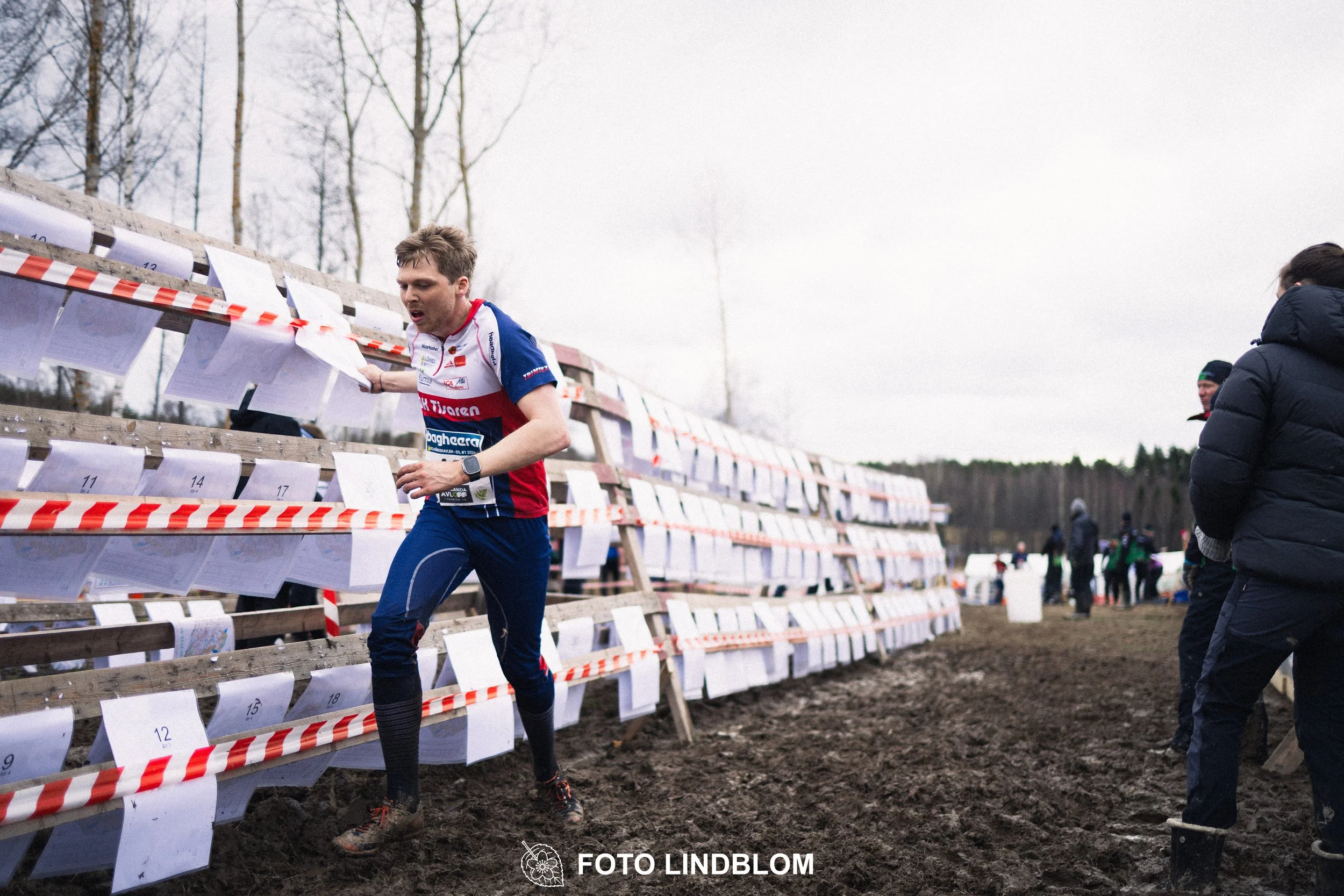 A scene from Kolmårdskavlen, the opening stage of the Swedish relay league 2026, captured by Foto Lindblom.