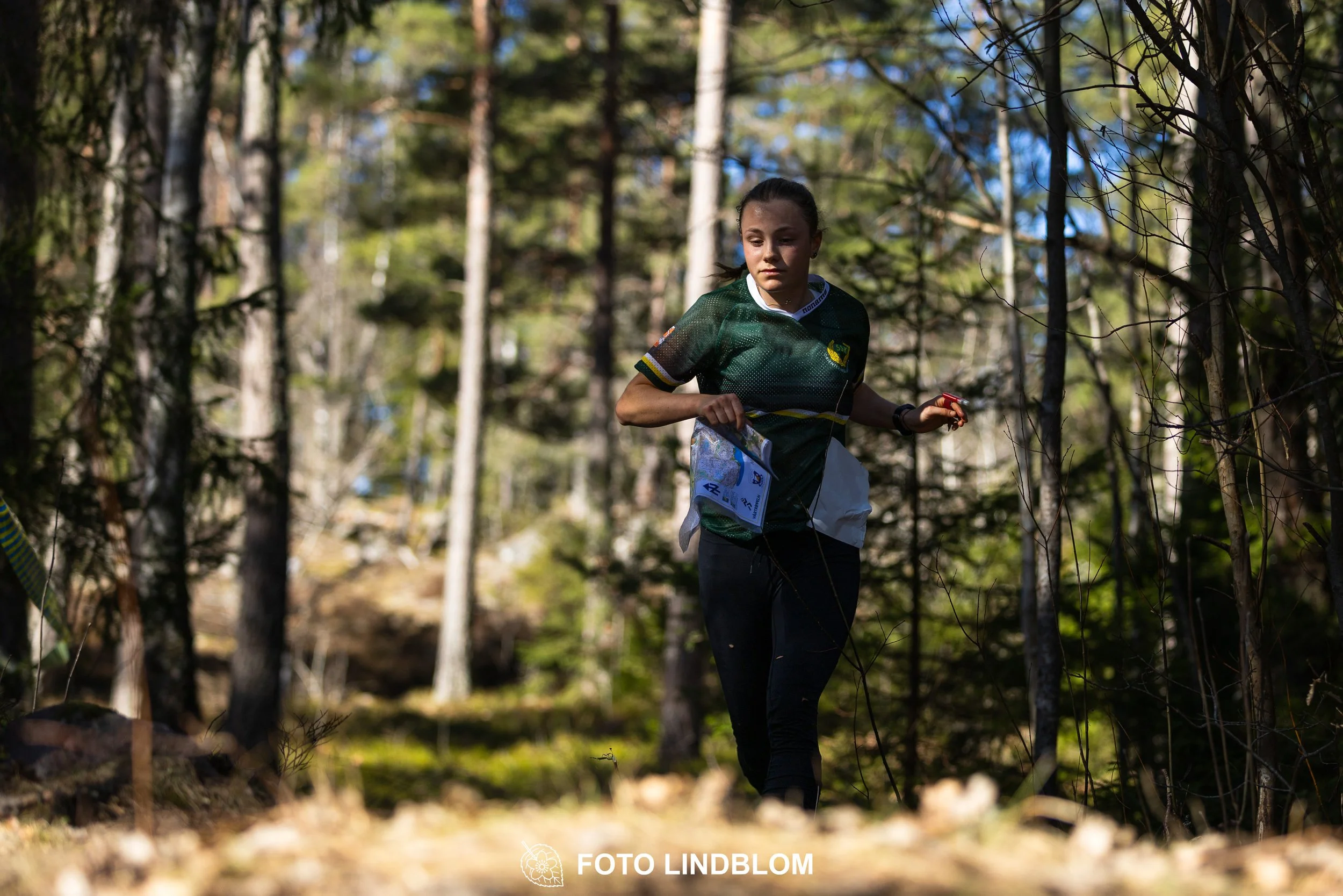 Team relay action at Måsenstafetten 2026, an orienteering competition in forest terrain, photographed by Foto Lindblom.