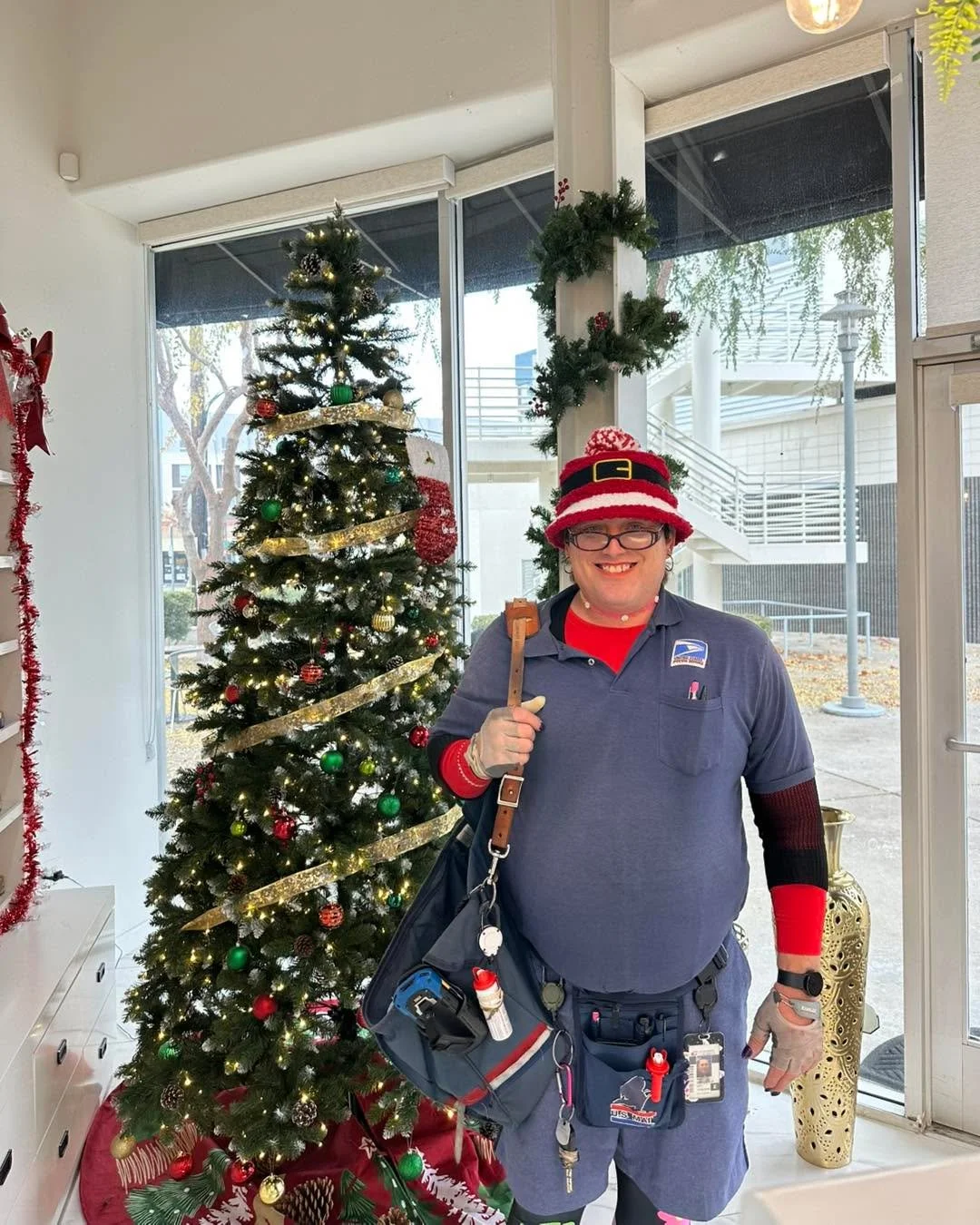 Special delivery at Athena today! 📬🎄
Looks like Santa got a new uniform 😂✨
We love when our salon turns into a holiday hangout!

Athena Nails &amp; Spa
📍6450 Folsom Blvd #108, Sacramento, CA 95819
📞 (916) 455-1974
💬 Call now or DM us!
#christma