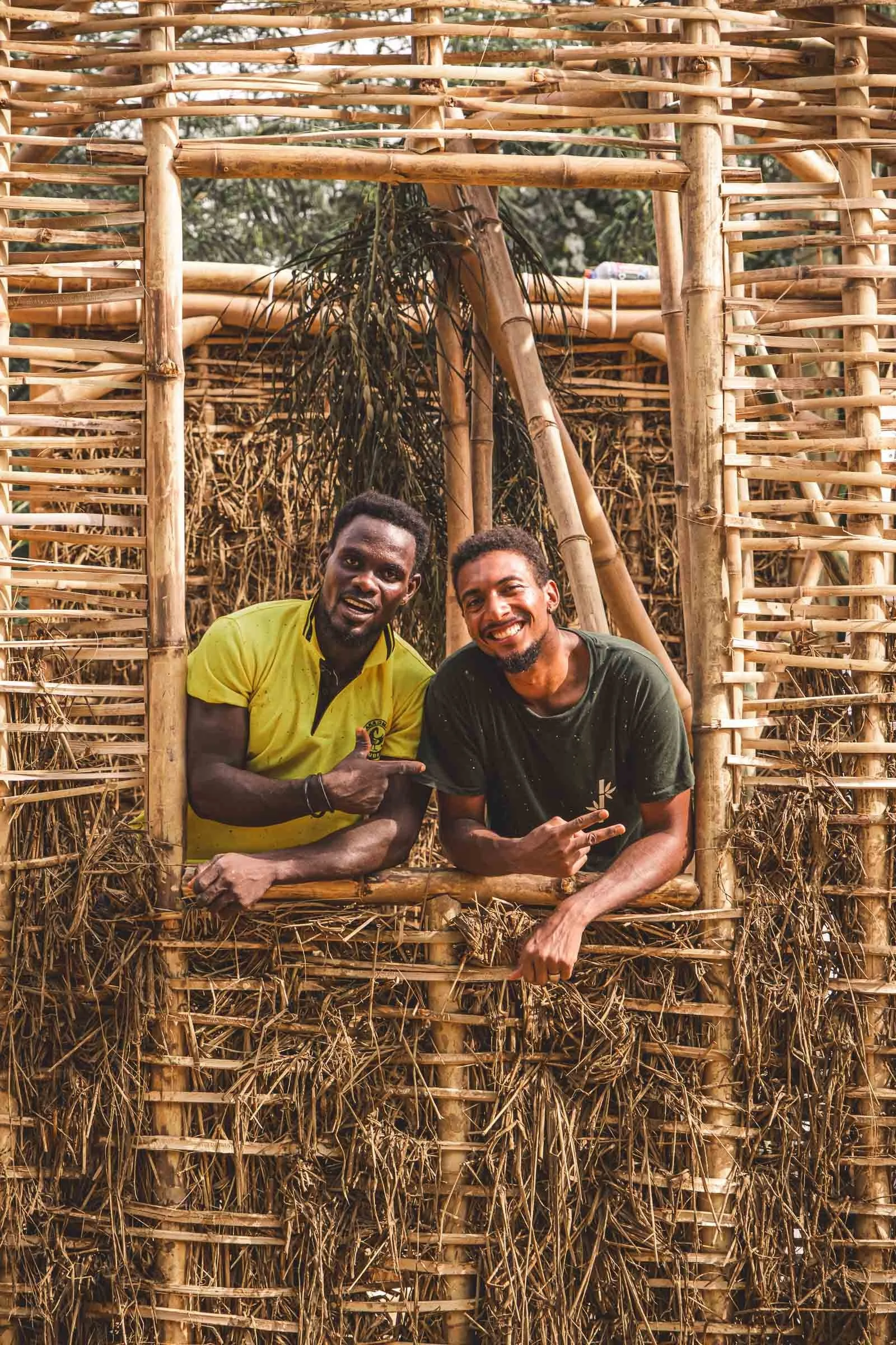 Bau von Bambushütten in Ghana