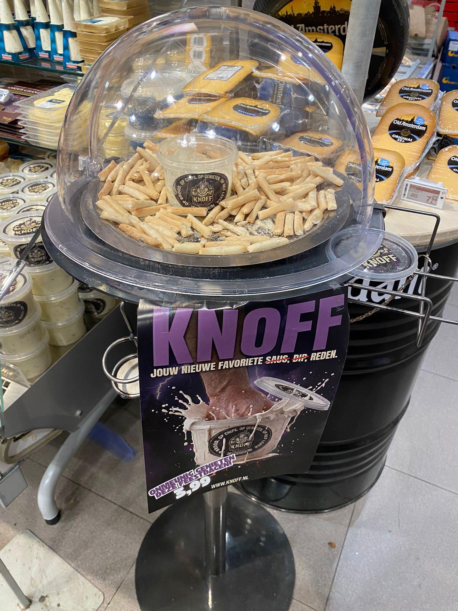 Bakje met frieten en knofsaus in een supermarkt.