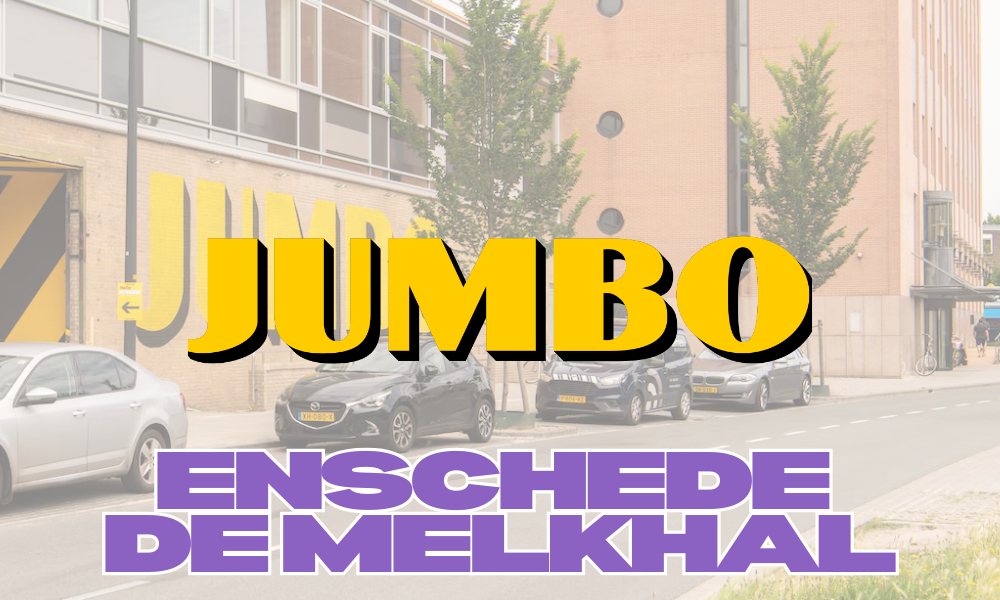 Een straatbeeld met geparkeerde auto's, een gebouw met grote ramen en bomen. Over de afbeelding staan gewed tekst met 'JUMBO' in grote gele letters en 'Enschede De Melkhal' in grote paarse letters.