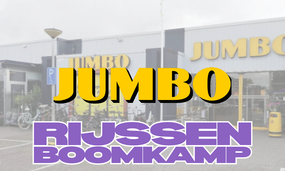 Voorplein van een Jumbo supermarkt met fietsrekken en een parkeerplaats, tekst-overlay met 'JUMBO RUSSEN BOOMKAMP' in grote kleurrijke letters.
