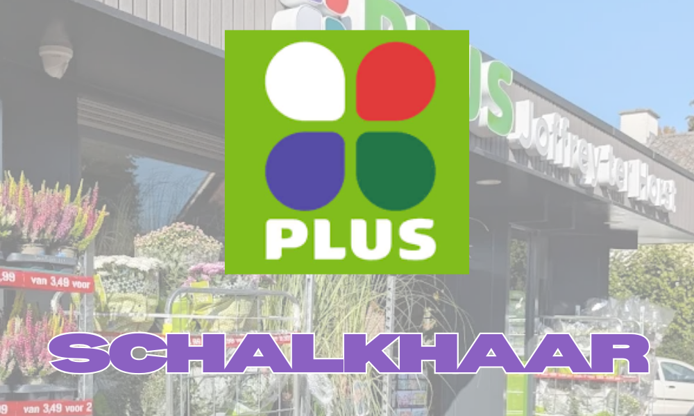Bovenaan het beeld is een logo van Plus supermarkt, onderaan staat de naam 'Schalkhaar' in grote paarse letters. Op de achtergrond is de gevel van een Plus supermarkt te zien, met bloemen en planten buiten.