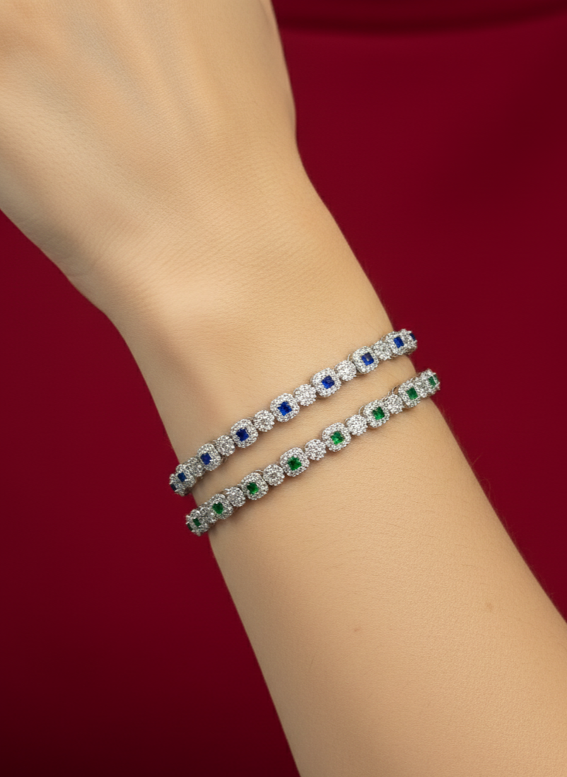 Bracciali, collane, anelli e orecchini da donna.