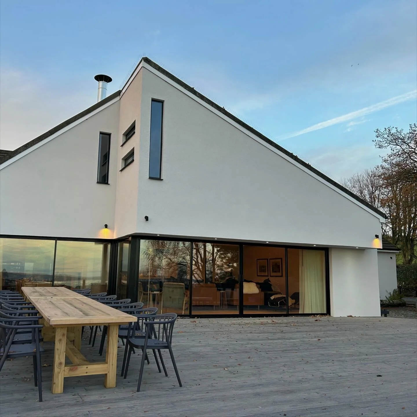 Swipe for a view that never gets old - a stunning winter sky over the River Tay from the Hillhouse this weekend ❄️🙌🏻🌤️🌅

While our website is underway, the Hillhouse is available to book now on Air B&amp;B, available from February 2026: airbnb.co