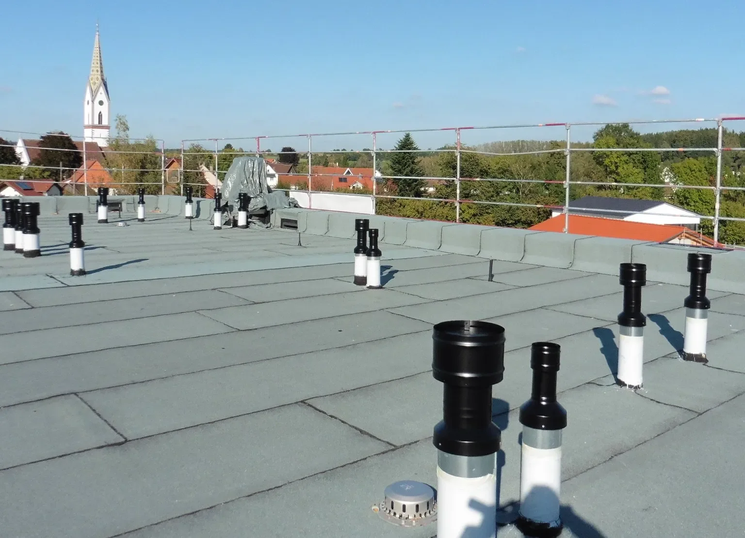 Notüberläufe auf flachen und flachgeneigten Dächern 