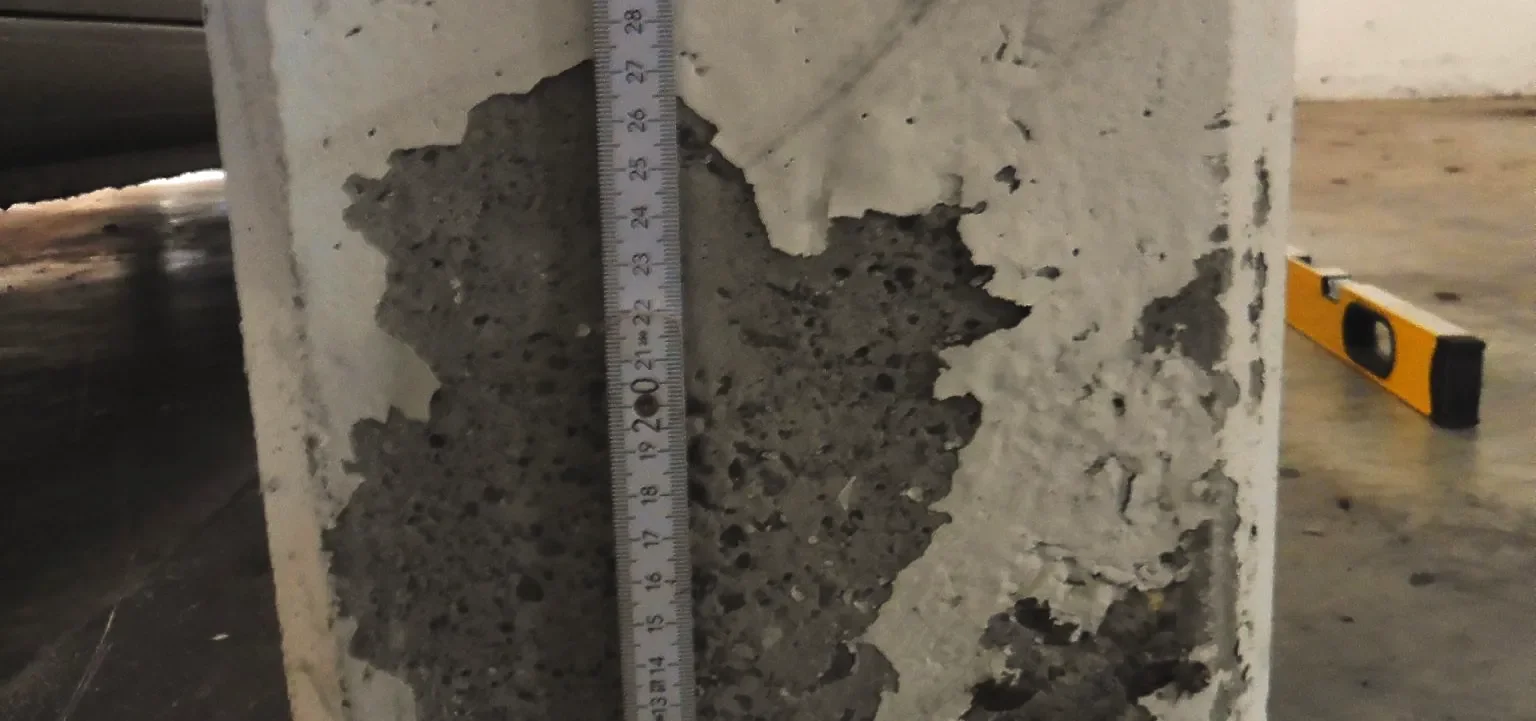 Farbablösungen und Feuchtespuren an Stützfüßen in der Tiefgarage