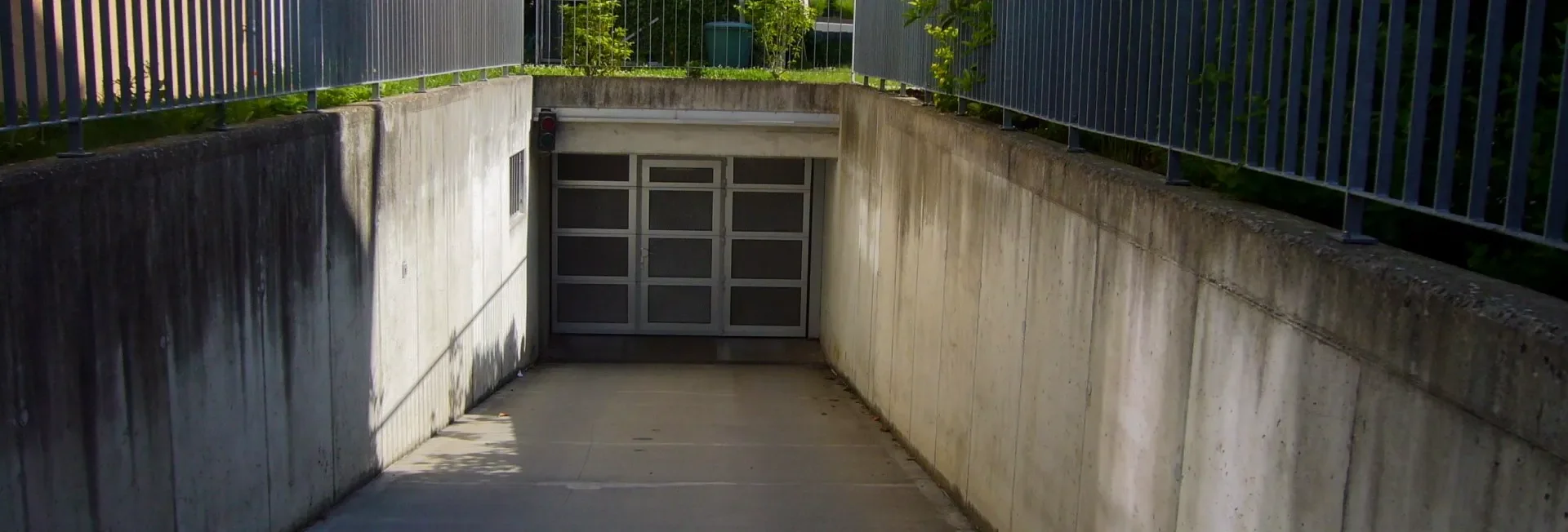 Risse in der ungeschützten Beton- Fahrbahndecke, Zufahrt zur Tiefgarage