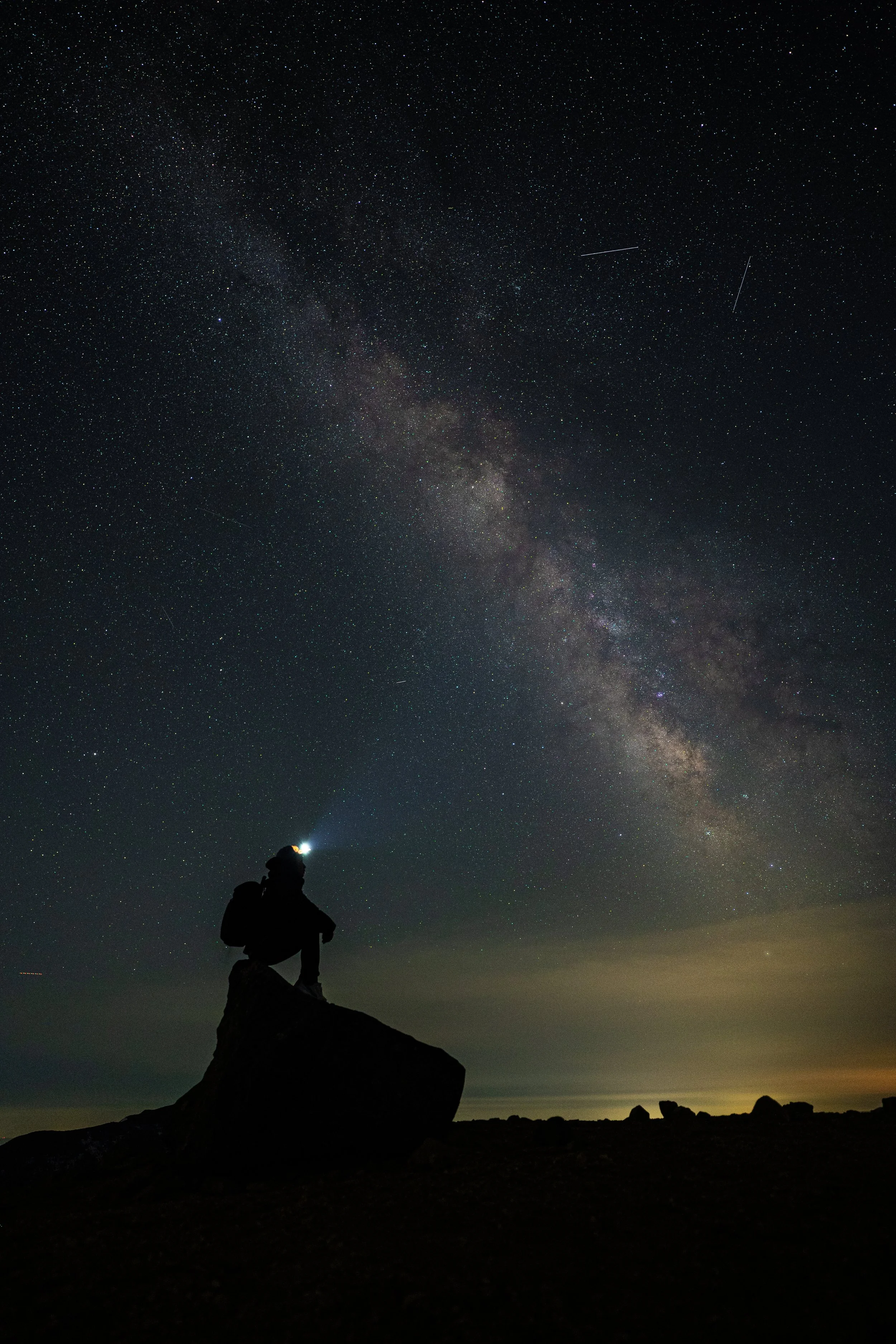 星空と登山者のシルエット