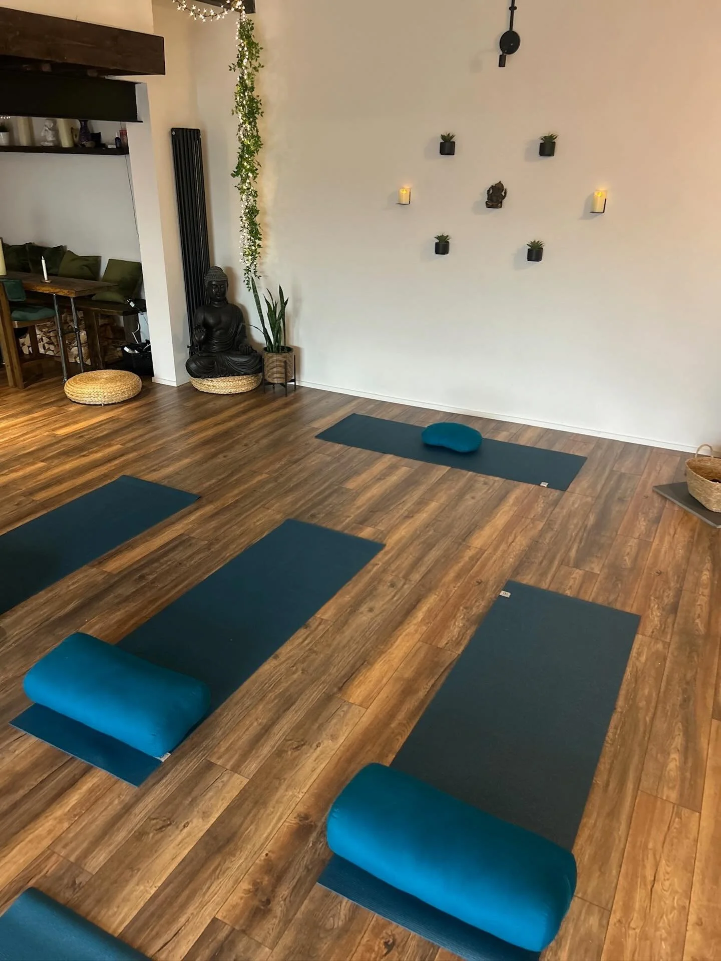 [the.space] 
Available to hire for your weekly, monthly or one-off wellbeing sessions, creative workshops or community led groups 
Seating + tables for 20-30 people 
20 yoga mats 
Bolsters | Blocks | Straps 
Free WiFi 
Access to 2 Sonos speakers
Whee