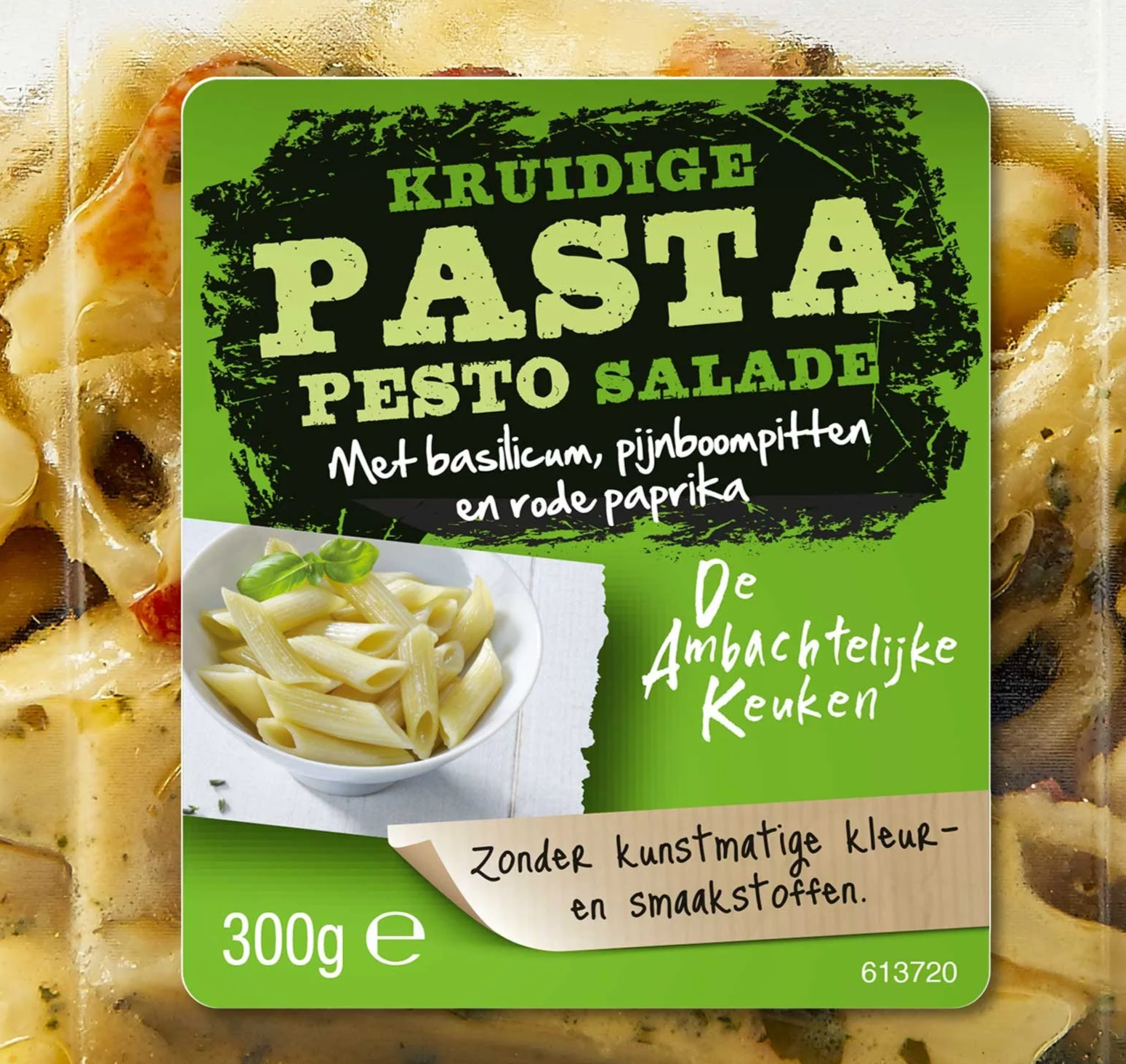 Een verpakkingslabel voor een pastagerecht met pesto salade, basilicum, pijnboompitten en rode paprika, zonder kunstmatige kleur- en smaakstoffen, 300g inhoud.