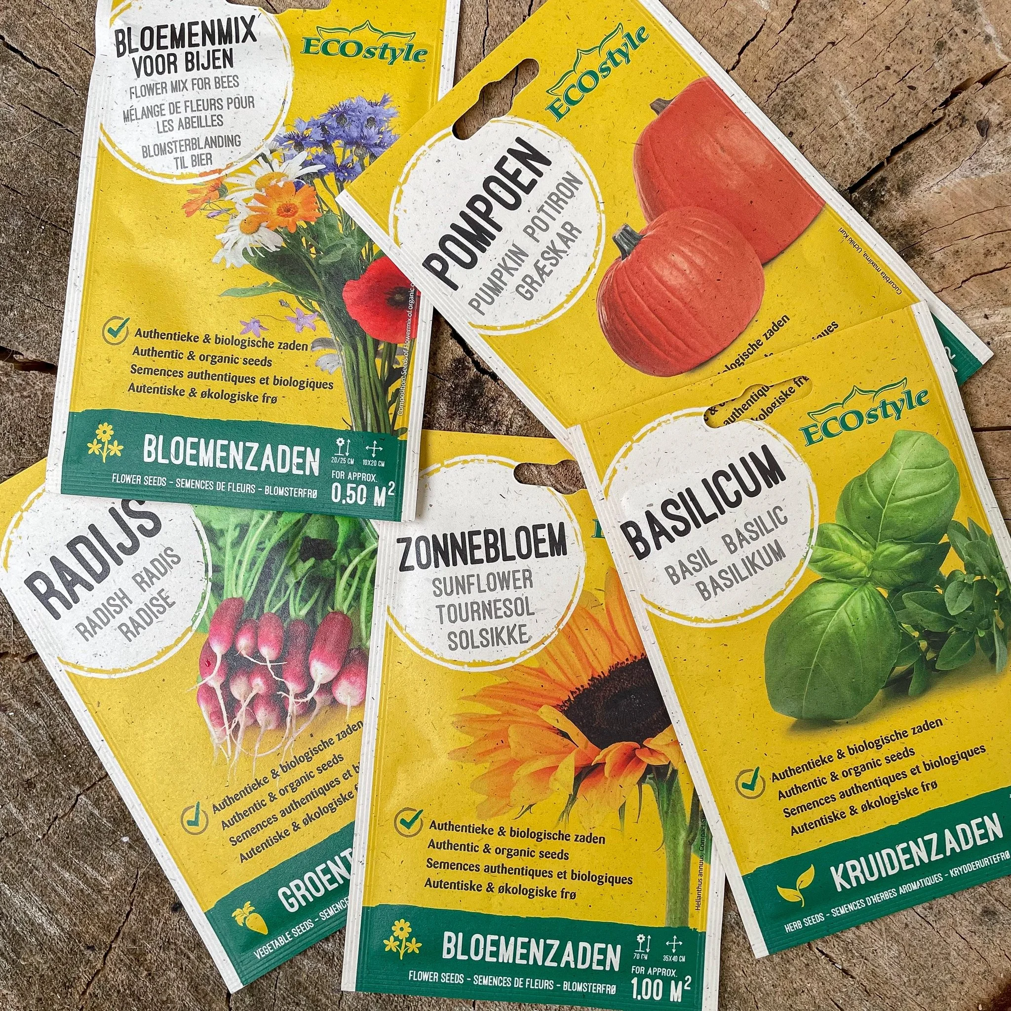 Zakjes met biologische zaden voor bloemen, groenten en kruiden op een houten oppervlak