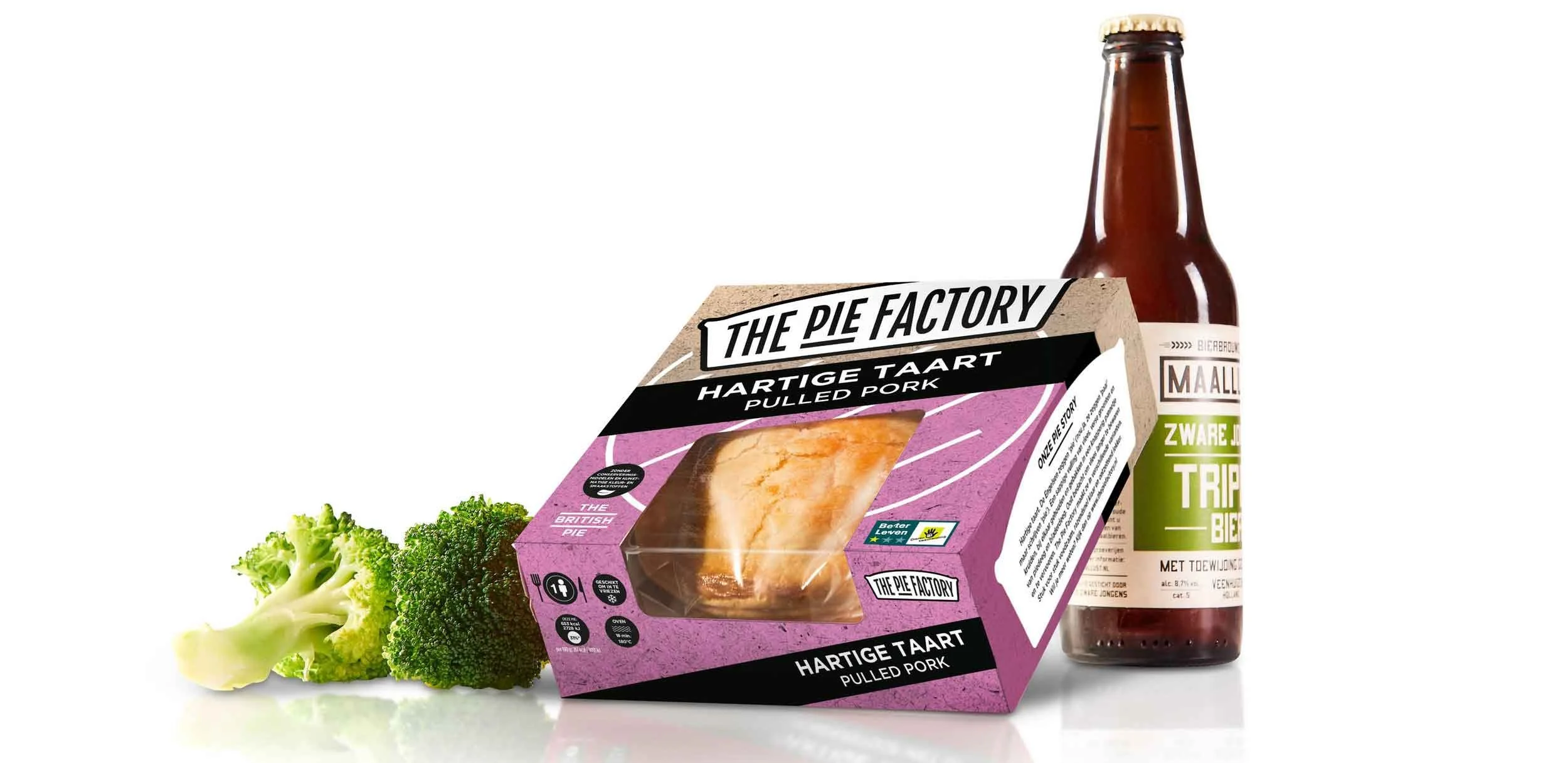 Een verpakking van The Pie Factory hartige taart met pulled pork, een stuk broccoli en een fles bier ernaast.