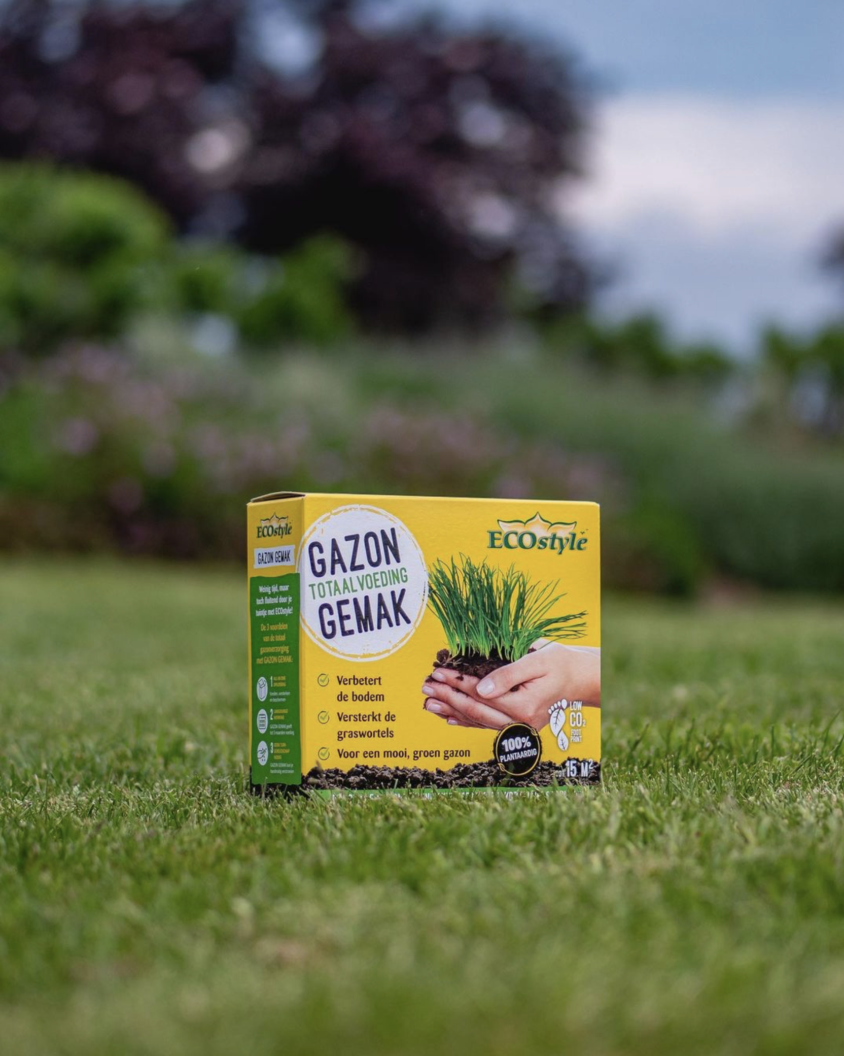 Groene gazonmeststof voor een mooie, groene tuin, in een geel en groen verpakking met een afbeelding van grassprieten en hand.