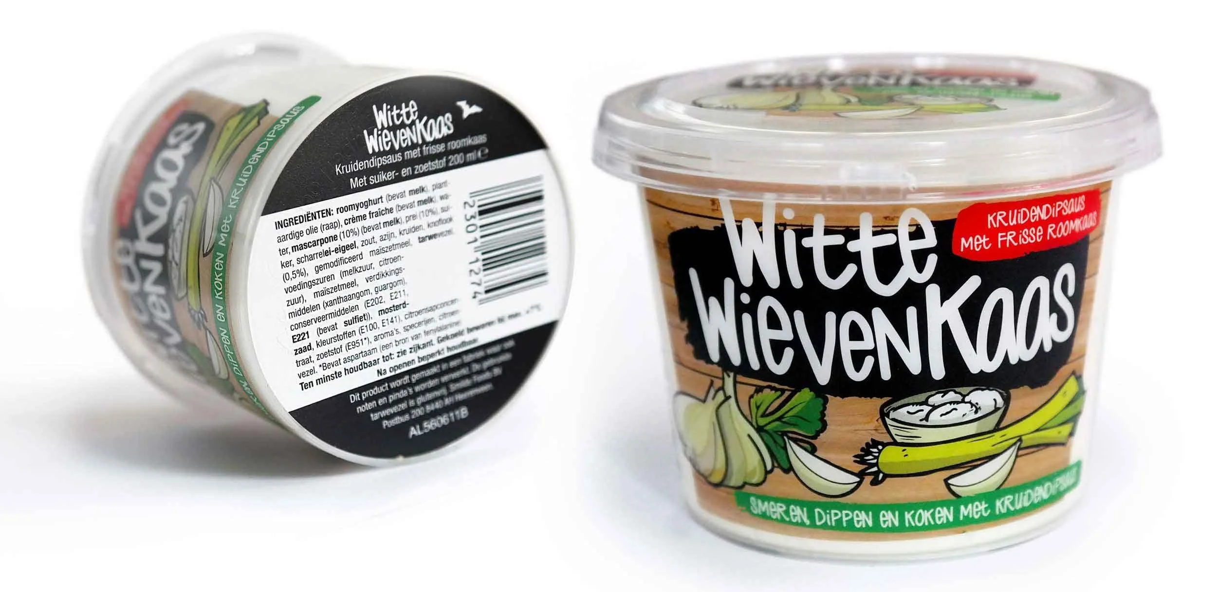 Een plastic pot met witte kaas en kruidenkaas, met een label dat zegt 'Witte Wievenkaas' en een rode sticker met 'Kruidenkaas met frisse roomkaas', afgebeeld op een witte achtergrond.