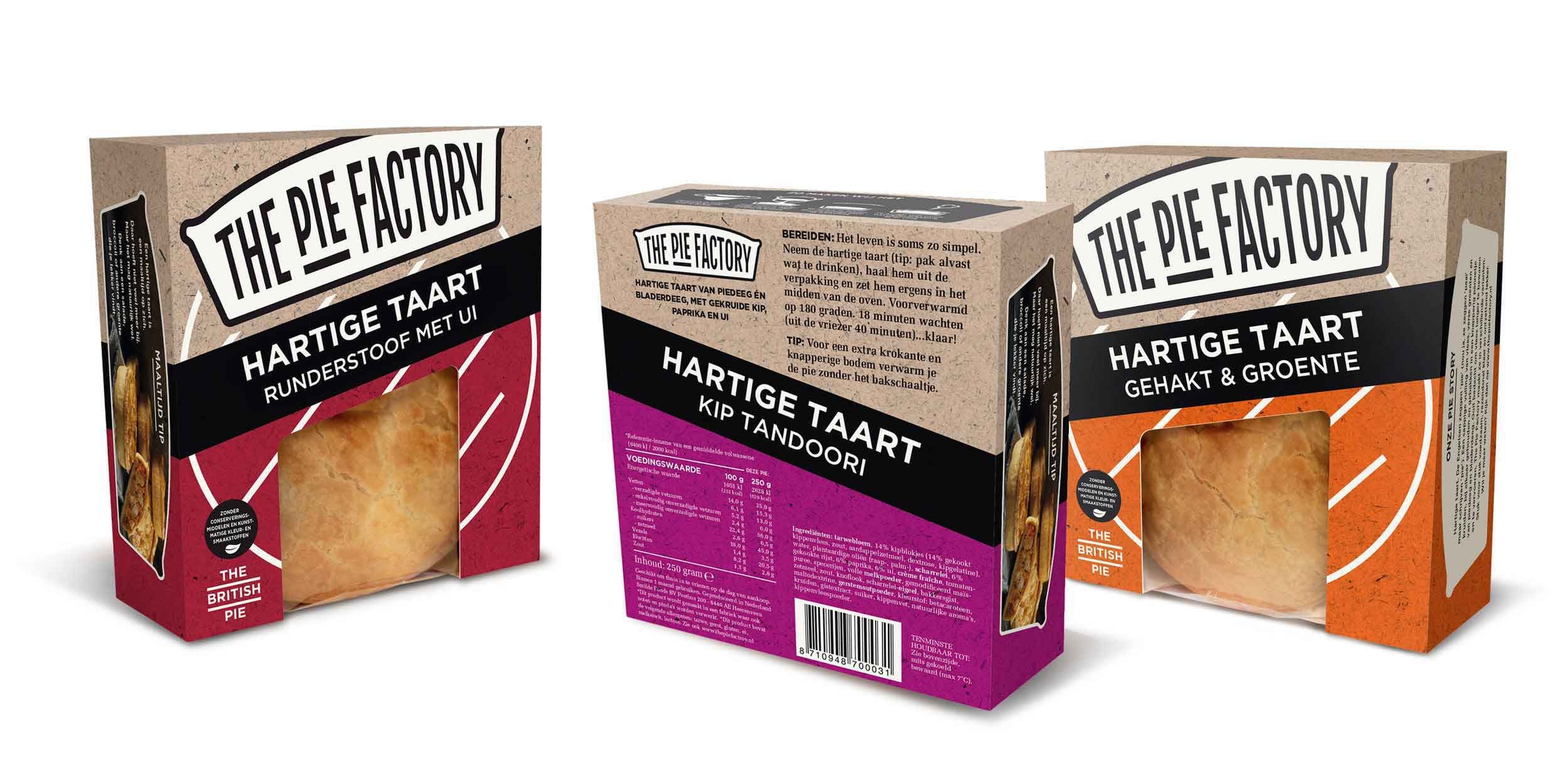 Drie verpakkingen hartige taart van het merk The Pie Factory met verschillende vullingen: rundvlees met ui, kip tandoori, en gehakt en groente.