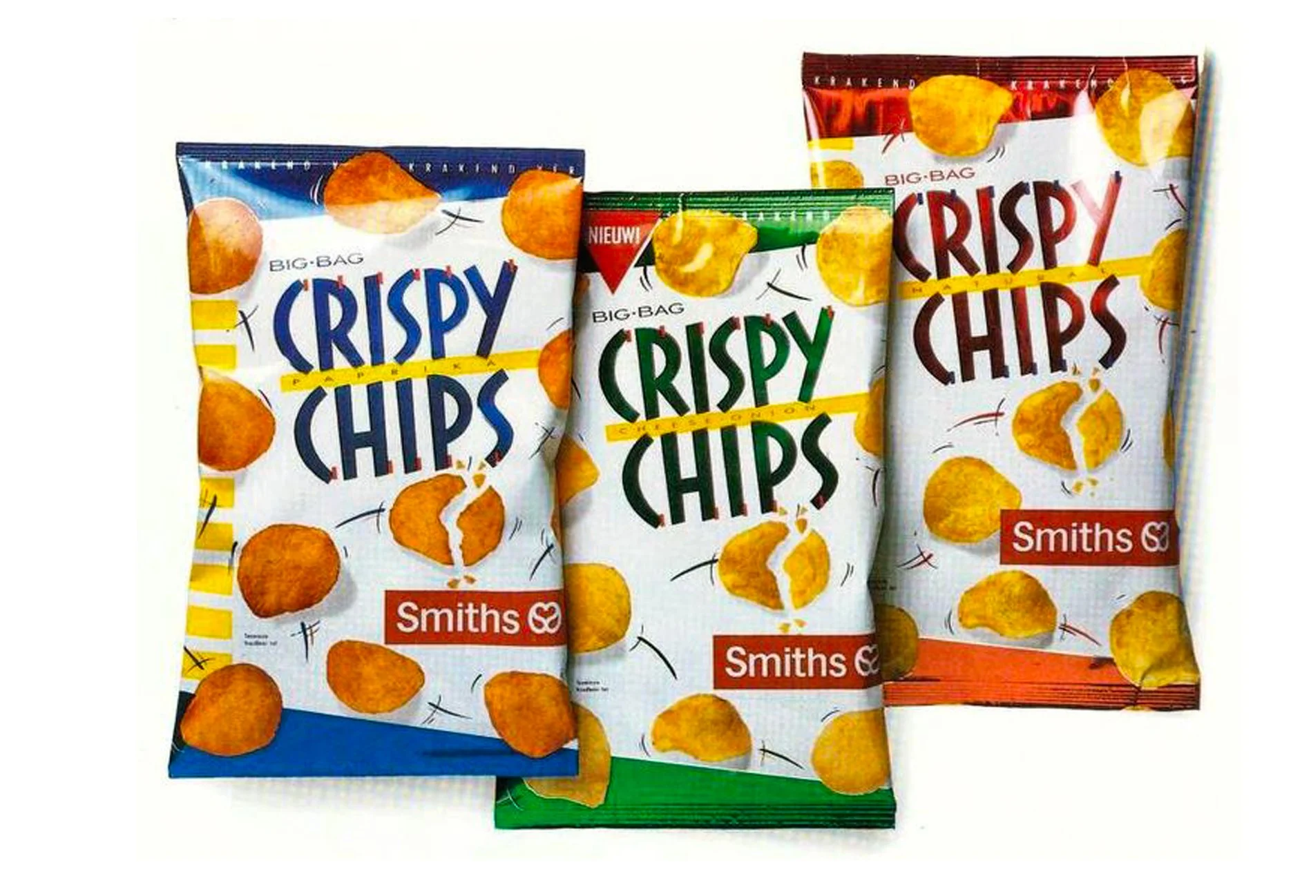 Drie verpakkingen Crispy Chips in verschillende kleuren, met de tekst Smiths erop, op een witte achtergrond.