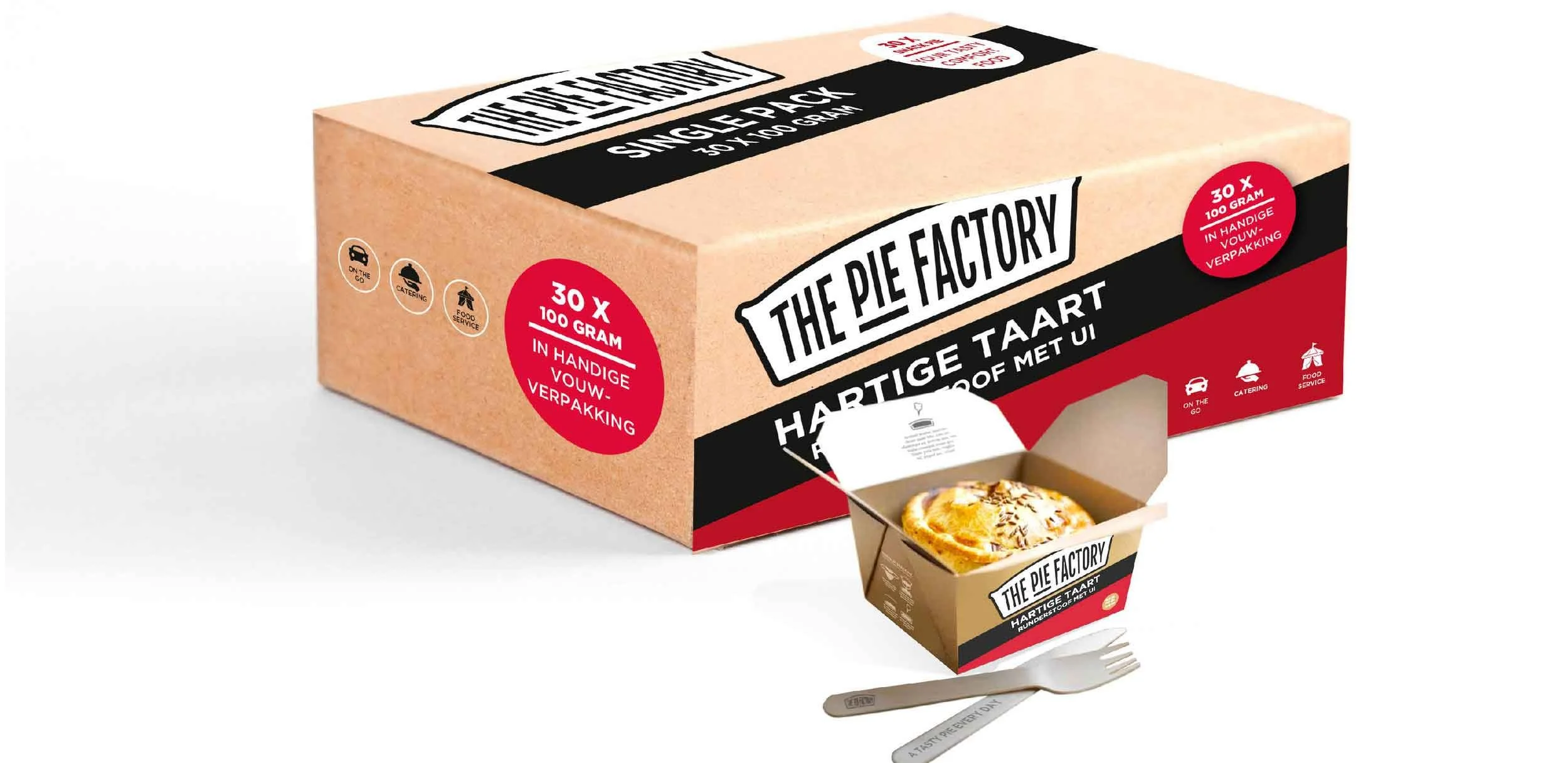 Een kartonnen doos met een enkele taart uit The Pie Factory, met een kleine maze-takeaway container met een stuk taart en een plastic vork ernaast.
