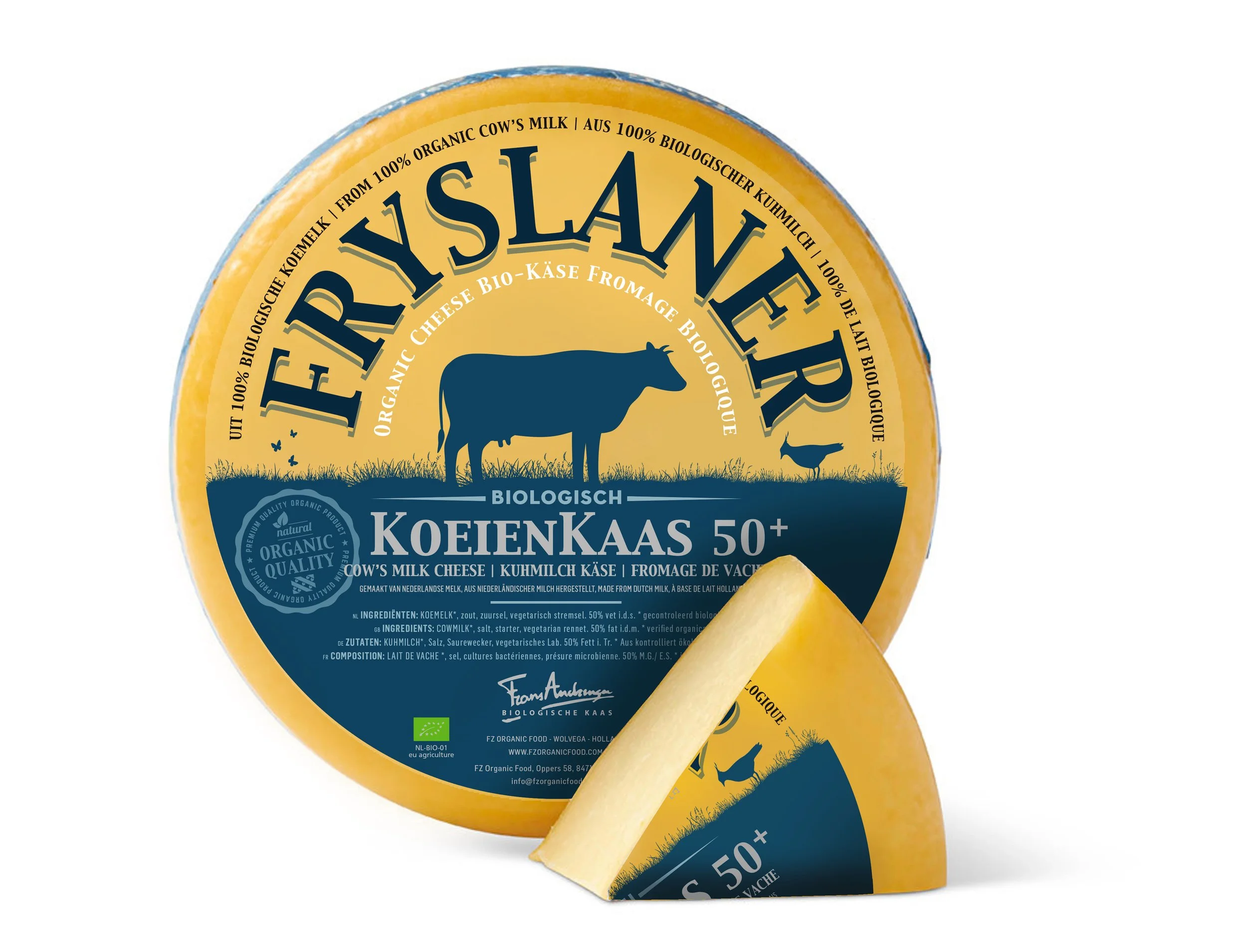 Een ronde kaasverpakking met een gele en blauwe ontwerp, waarop een koe, een vogel en gras afgebeeld zijn. Het label vermeldt dat het om biologische koeienkaas van 50+ is, gemaakt van biologische melk.