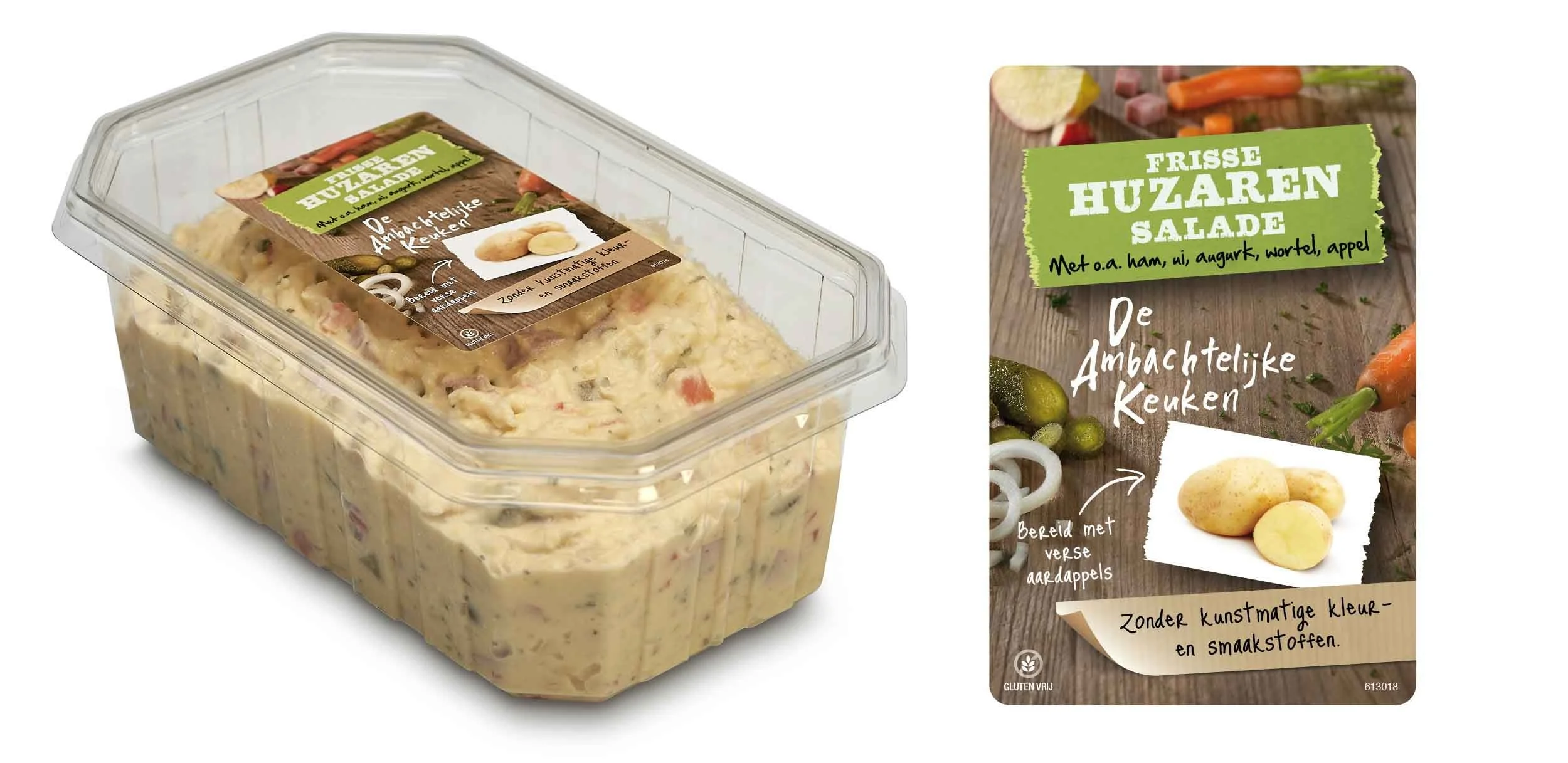 Een plastic bak gevuld met aardappelsalade op een witte achtergrond, naast een etiket met groene en bruine kleuren dat de salade beschrijft als 'Frisse Huzaren Salade' bereid met verse aardappels en zonder kunstmatige geur- en smaakstoffen.