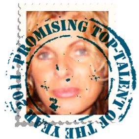 Een close-up van een lachende vrouw met een blauw 'FBI' politielogo en de tekst 'FBI OMISSING TO' over haar gezicht.