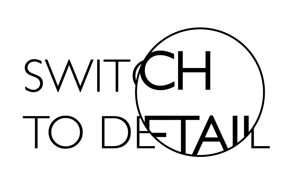 Een zwart-wit illustratie van een microfoon die vanuit het midden omhoog wijst, met een cirkel met ingesloten tekst ernaast.