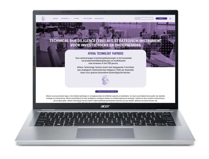 Laptop met een website over Technische Due Diligence (TDD) voor investeerders en ondernemers, met een overzicht van Athena Technology Partners.