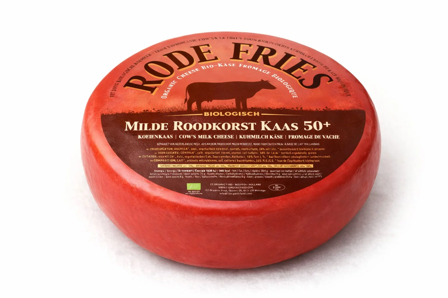 Een ronde, biologische kaas in rood oranje kleur met een label erop dat 'Rode Frias' en 'Milde Roodkorst Kaas 50+' vermeldt, met een silhouet van een koe en informatie over ingrediënten en herkomst.
